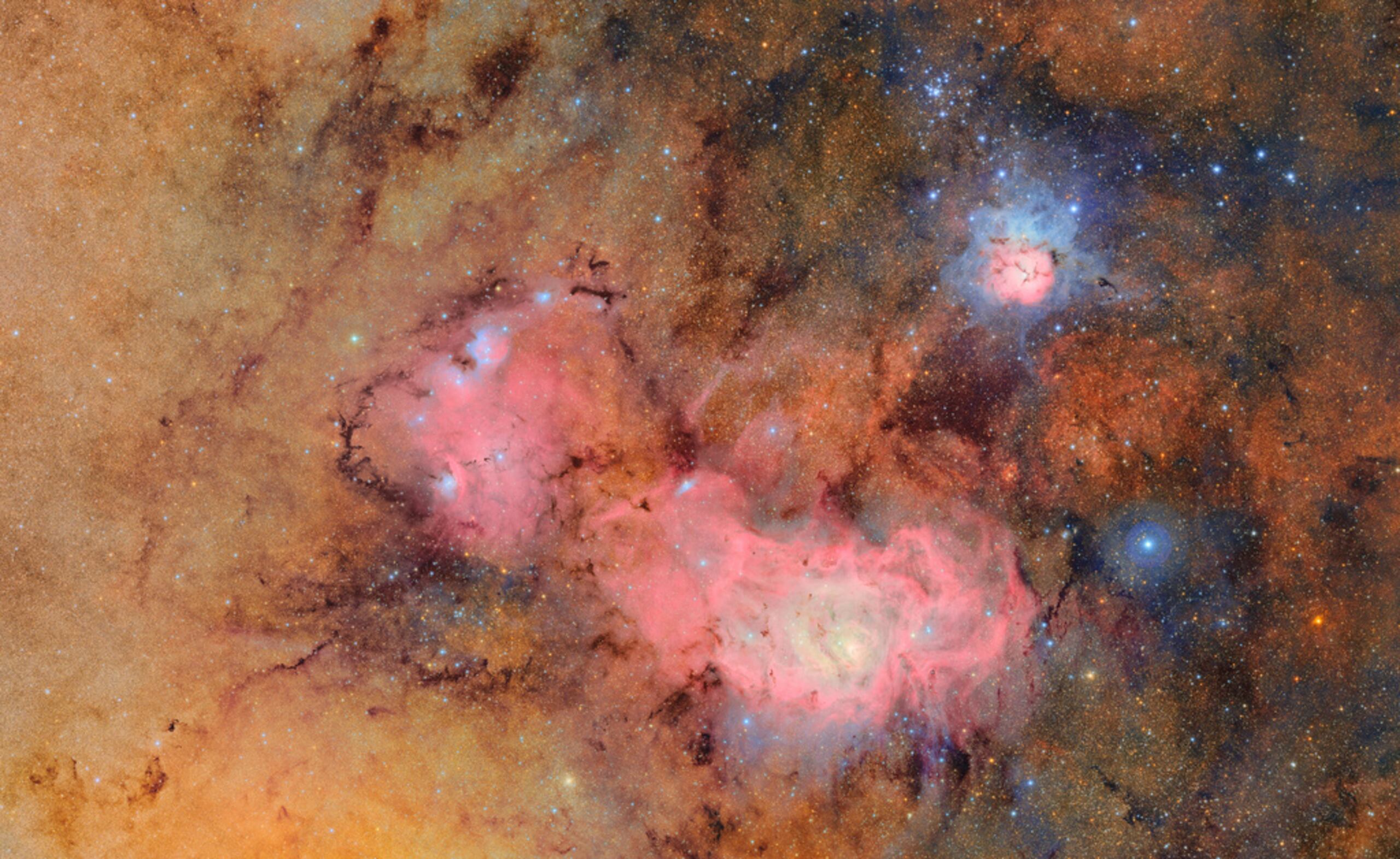 Esta imagen, proporcionada por el Observatorio Vera C. Rubin NSF-DOE, muestra 678 imágenes individuales captadas por el observatorio en poco más de siete horas de observación. Al combinar muchas imágenes de esta manera, se revelan claramente detalles que de otro modo serían tenues o invisibles, como las nubes de gas y polvo que conforman la nebulosa Trífida (arriba a la derecha) y la nebulosa de la Laguna, que se encuentran a varios miles de años luz de la Tierra.