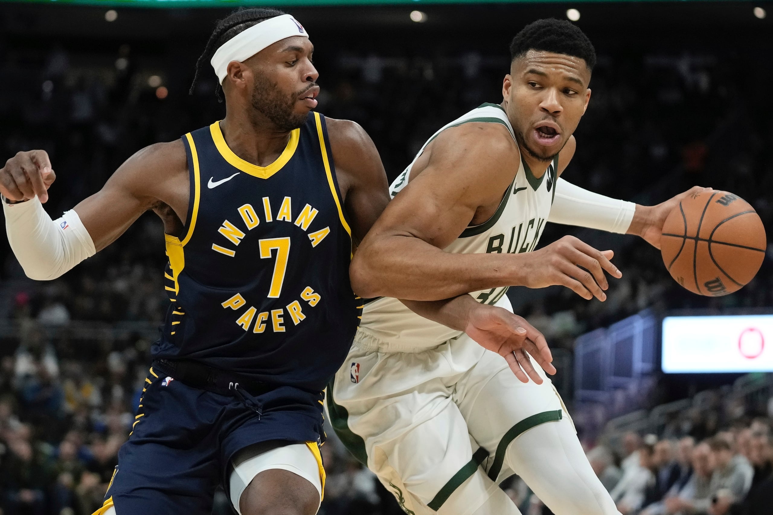 Giannis Antetokounmpo, de los Bucks de Milwaukee, elude a Buddy Hield, de los Pacers de Indiana, en el partido del miércoles 13 de diciembre de 2023.