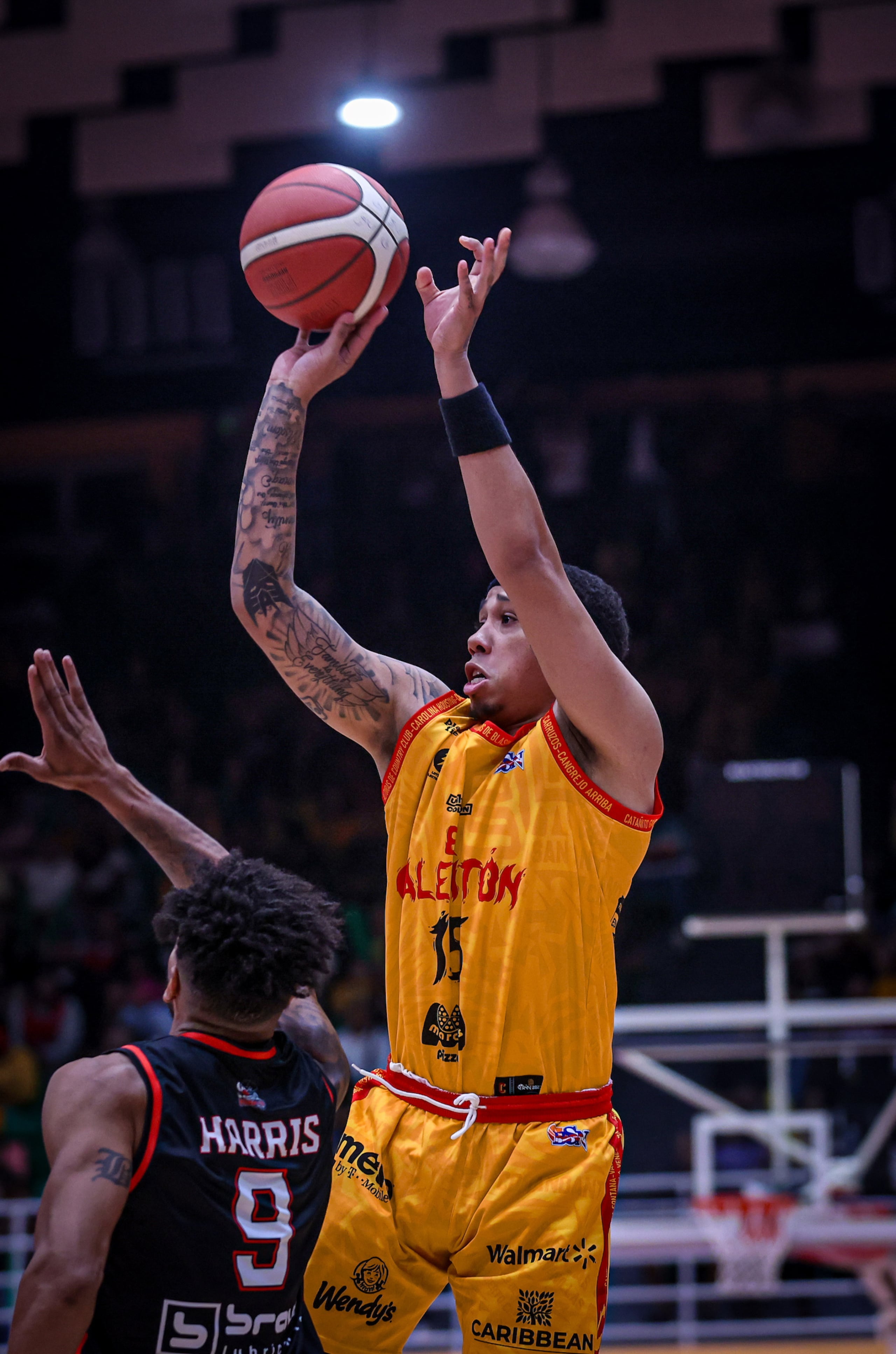 Ismael Yomar Cruz lanza el balón al canasto durante el primer juego de la serie de los cuartos de final entre los Gigantes y los Piratas.