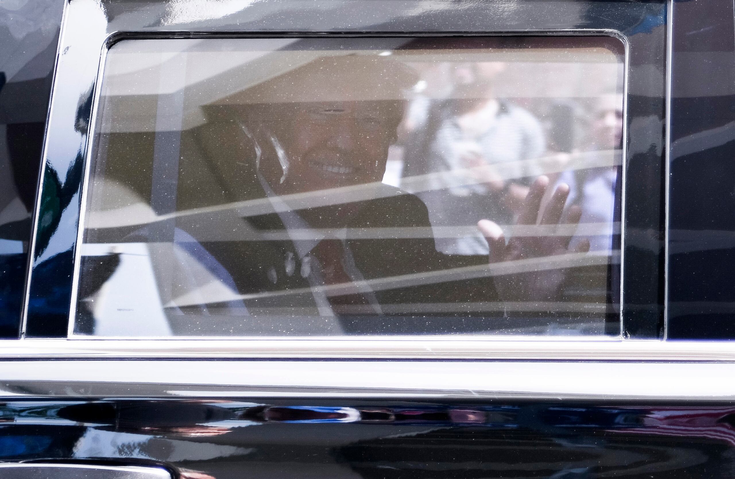 Trump sale de su club de golf en Nueva Jersey para viajar a Washington a su comparecencia ante una jueza federal, donde se le acusa por sus acciones para revertir el resultado de la elección del 2020, que terminó en un asalto al Capitolio Federal el 6 de enero del 2021.