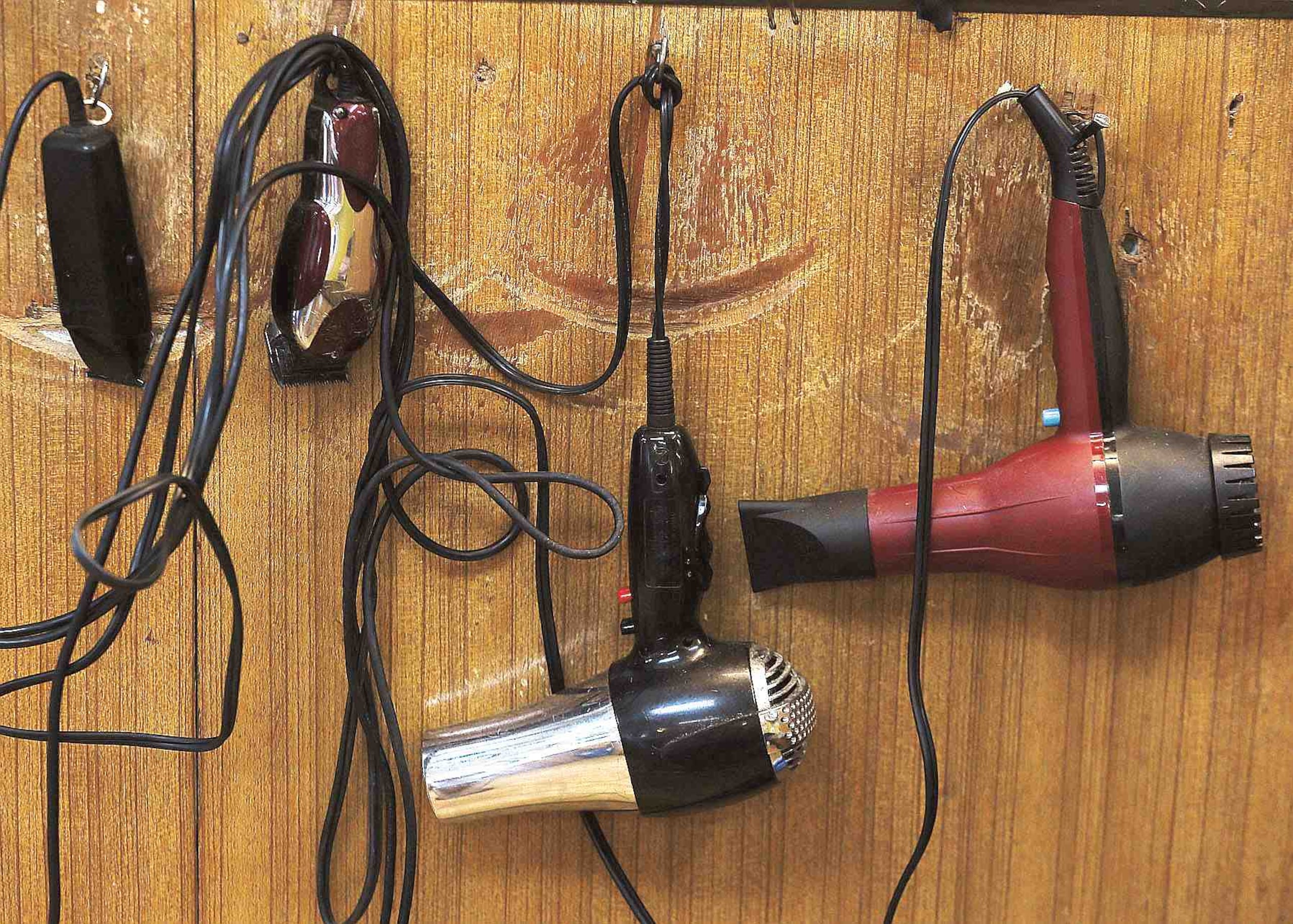 El peluquero fue despedido luego de que tropezó un par de veces mientras estaba en el negocio. (GFR Media)