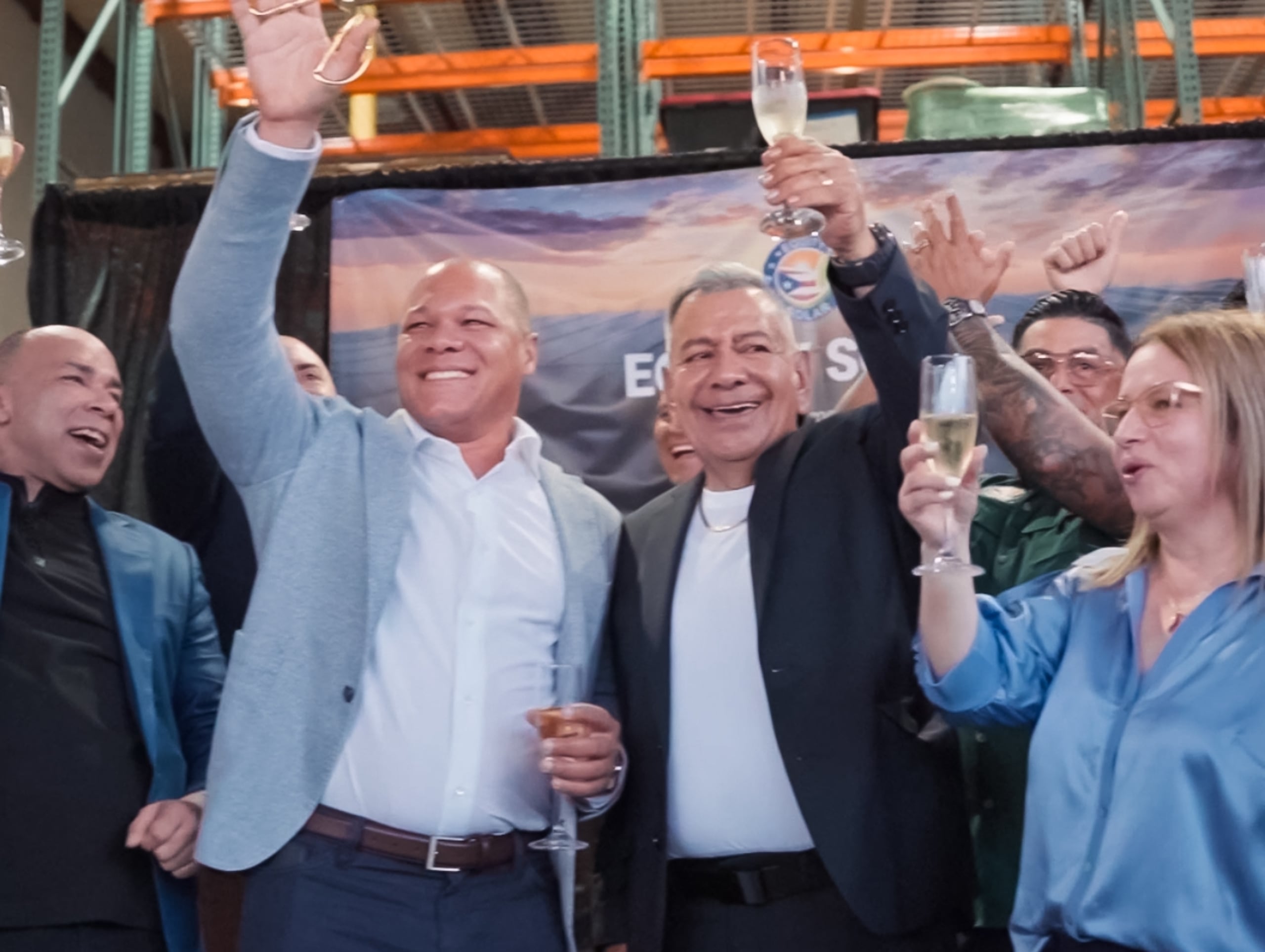Socios y líderes de Equity Solar celebran el corte de cinta durante el lanzamiento oficial de la compañía en Puerto Rico, celebrado el 23 de abril de 2026, marcando el inicio de una nueva etapa para la energía solar residencial en la isla.
