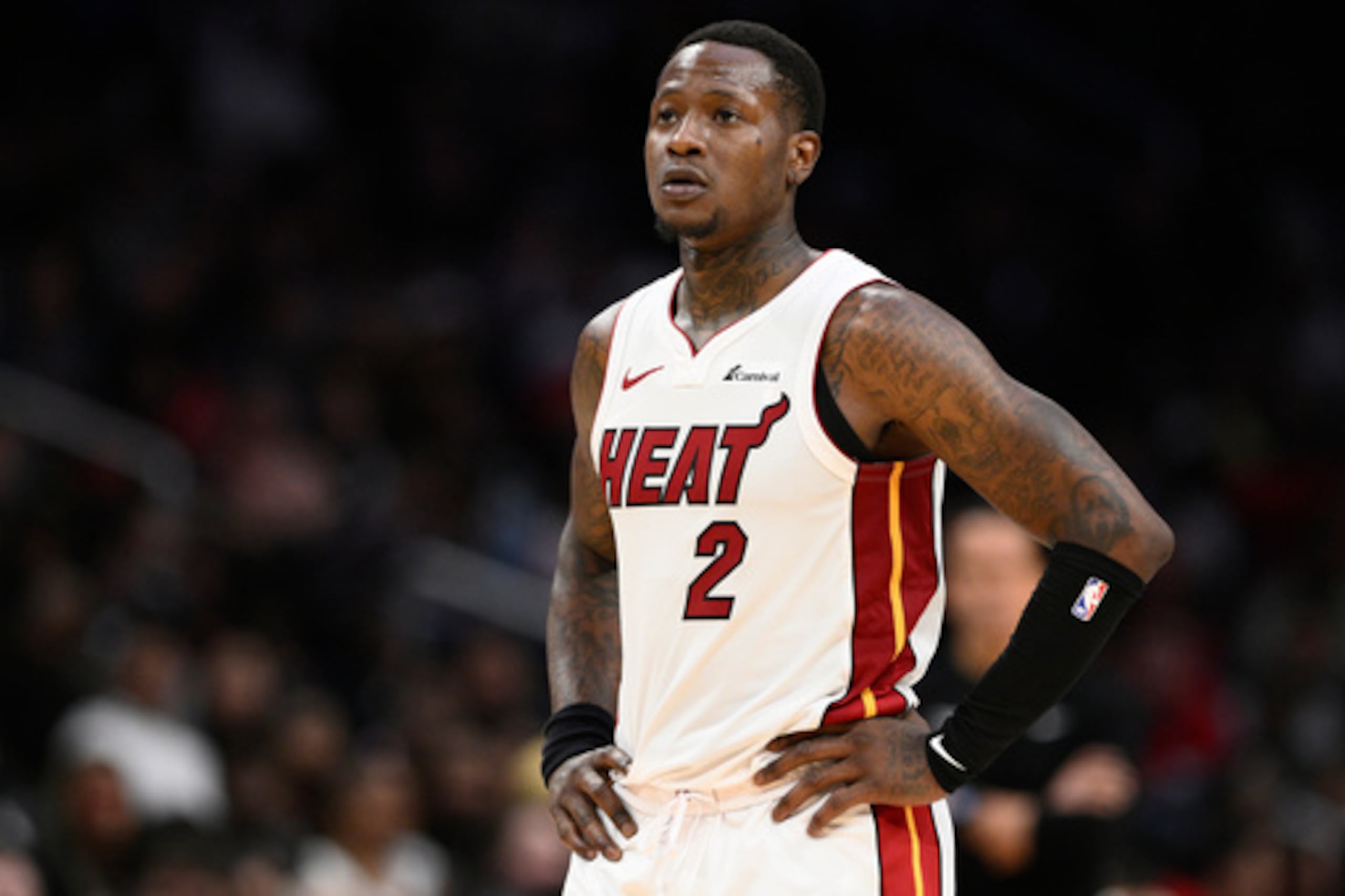 ARCHIVO - El escolta de los Miami Heat Terry Rozier (2) observa durante la segunda mitad de un partido de baloncesto de la NBA contra los Washington Wizards, el 31 de marzo de 2024, en Washington. (AP Photo/Nick Wass, Archivo)