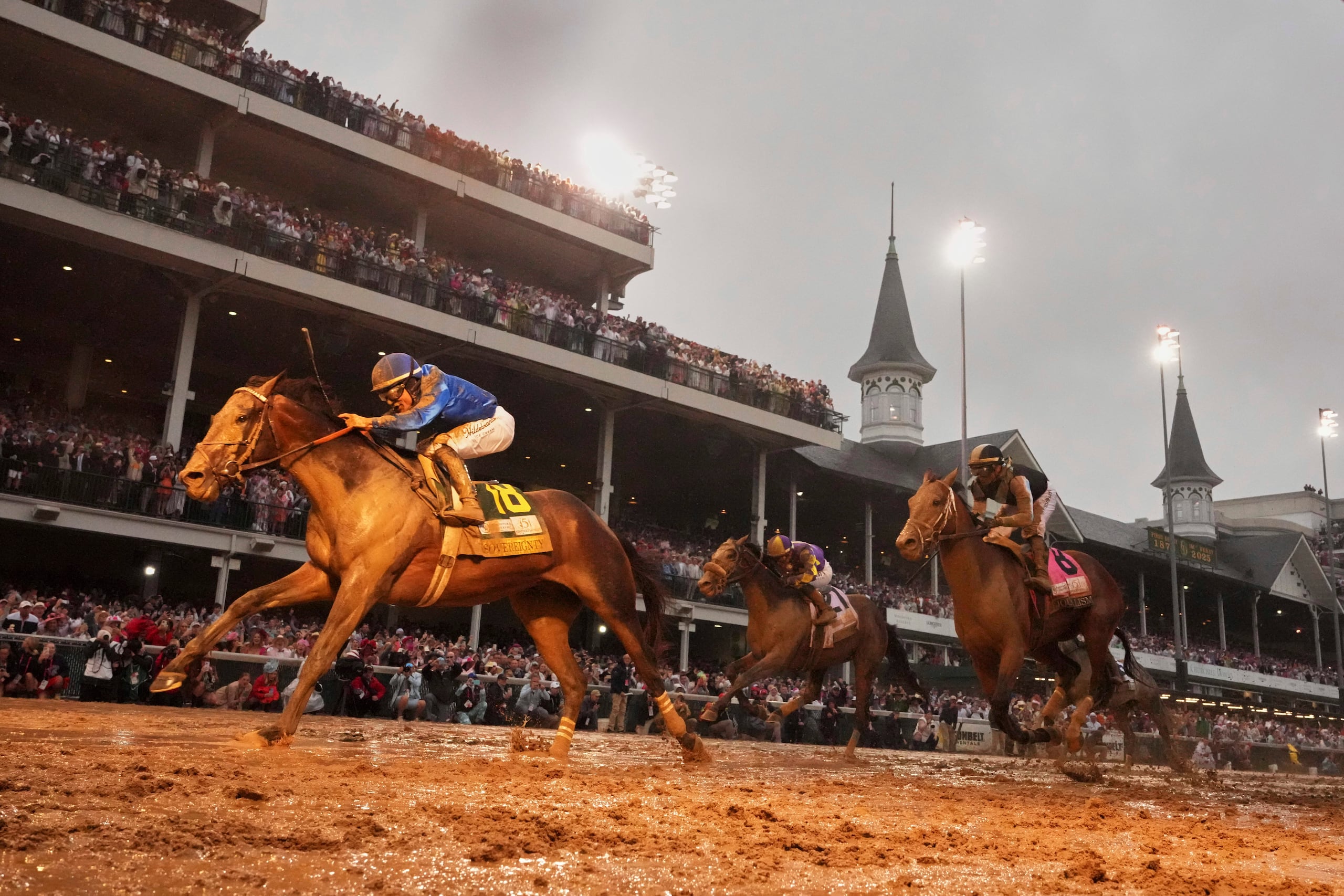 Sovereignty, montado por el venezolano Junior Alvarado, gana la 151ra edición del Derby de Kentucky, el sábado 3 de mayo de 2025. (AP Foto/Abbie Parr)