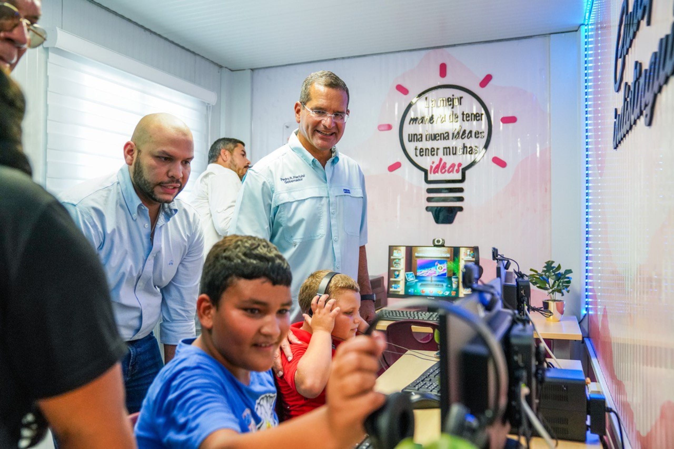 El innovador espacio está equipado con ocho computadoras, baterías de respaldo, audífonos y micrófonos, sillas secretariales, un escritorio con silla para técnico de biblioteca, impresora, proyector con barra de sonido, aire y sistema de alarma.