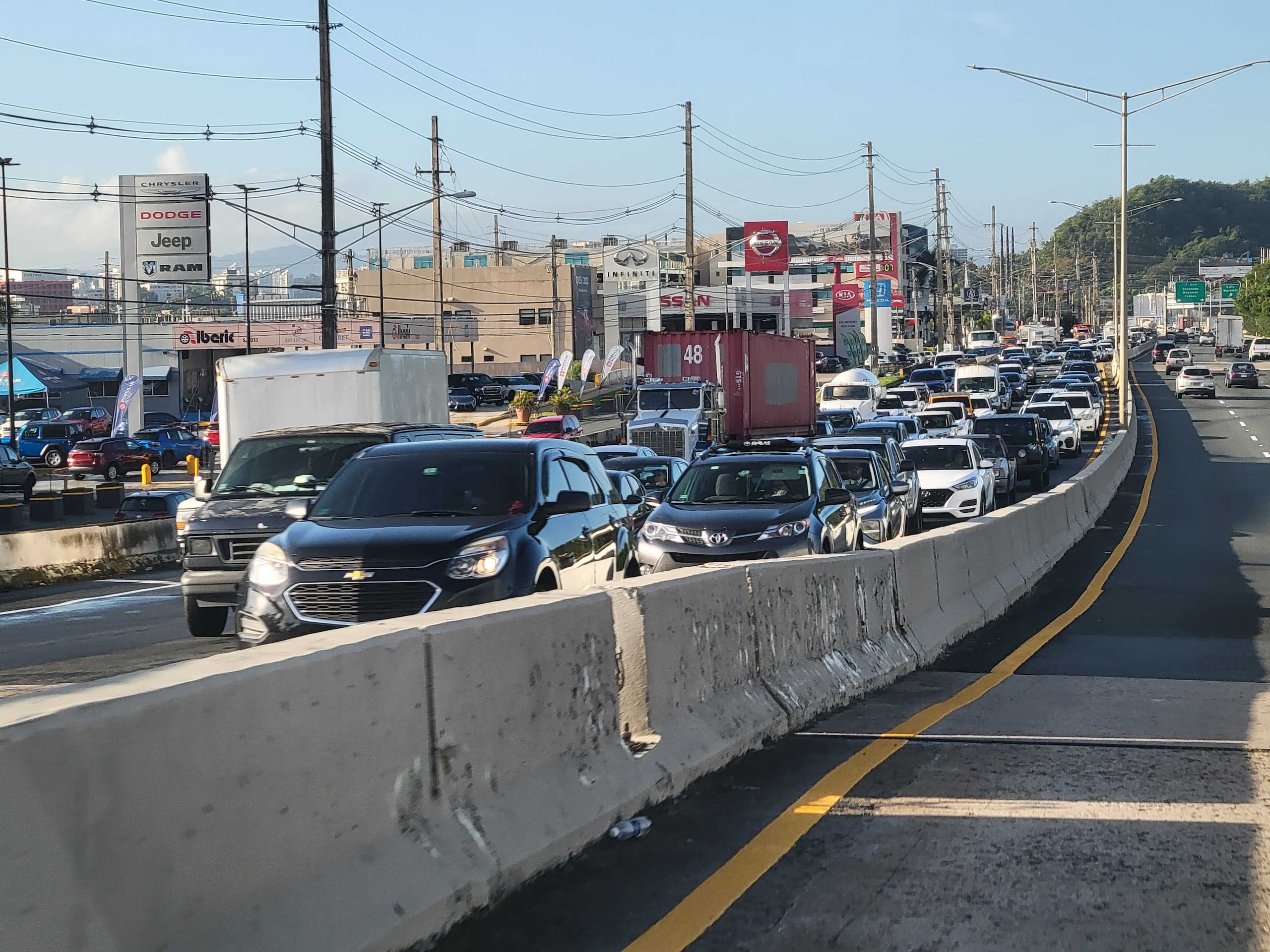 Tapón en la avenida Kennedy provocado por el cierre de la vía.