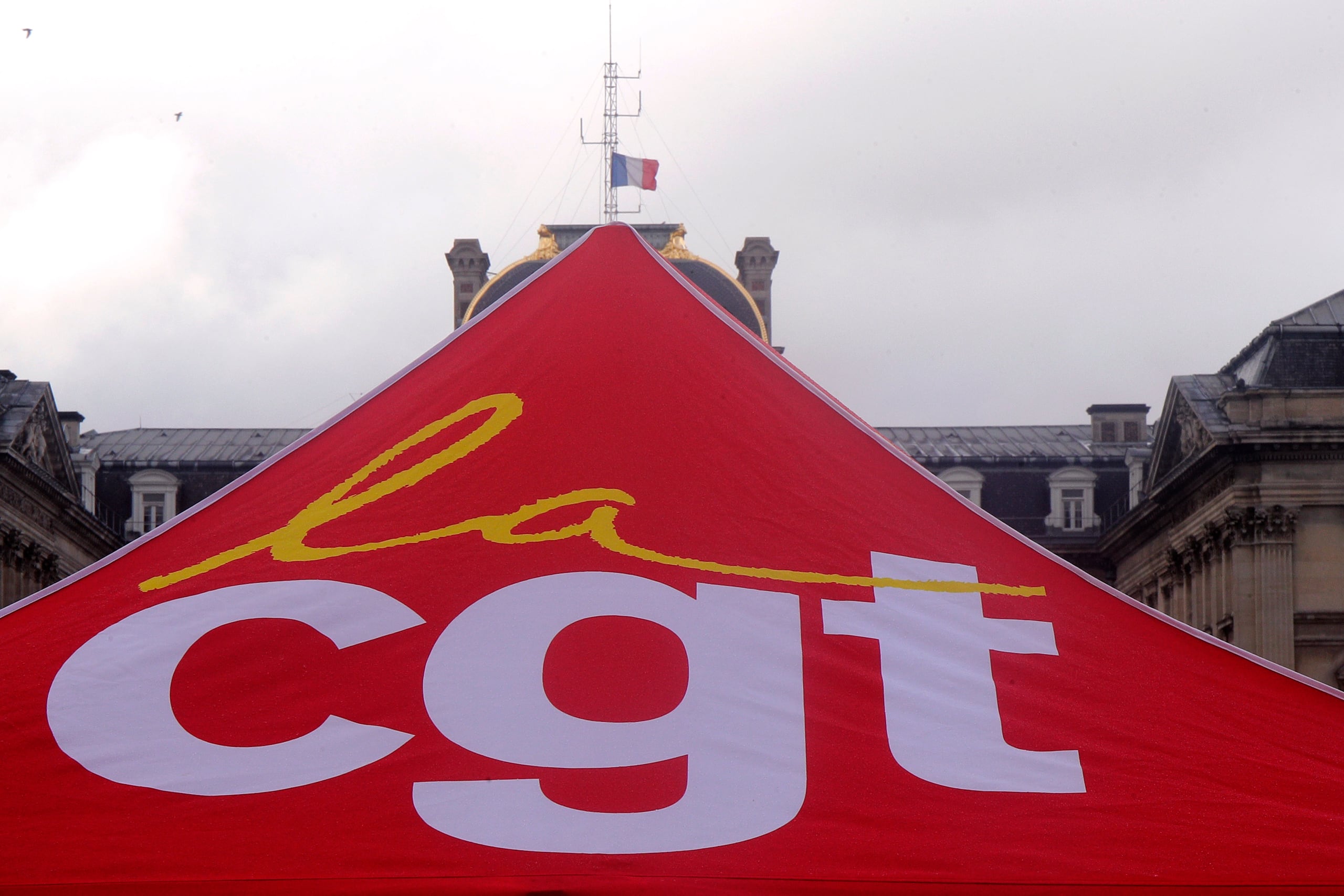 ARCHIVO - Foto del 30 de marzo del 2023, una tienda de campaña del sindicato CGT durante una demostración en Lille, Francia. El jueves 25 de julio del 2024, trabajadores del hotel en el que se hospedan integrantes del COI inician paro laboral. (AP Foto/Michel Spingler, Archivo)