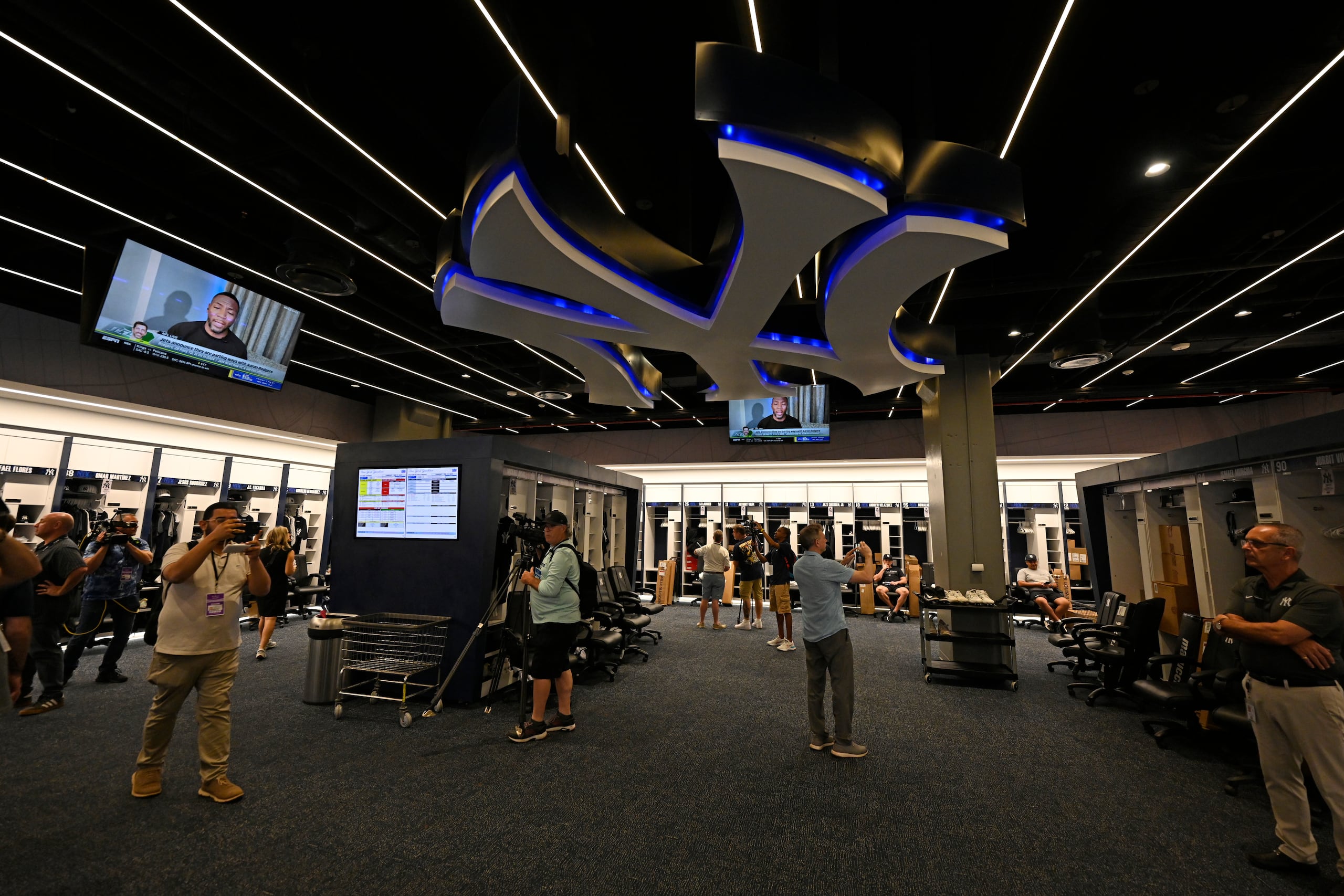 Miembros de la prensa observan el clubhouse de los Yankees de Nueva York durante un recorrido por las renovadas instalaciones de entrenamiento primaveral del equipo, el jueves 13 de febrero de 2025, en el George M. Steinbrenner Field en Tampa, Florida.