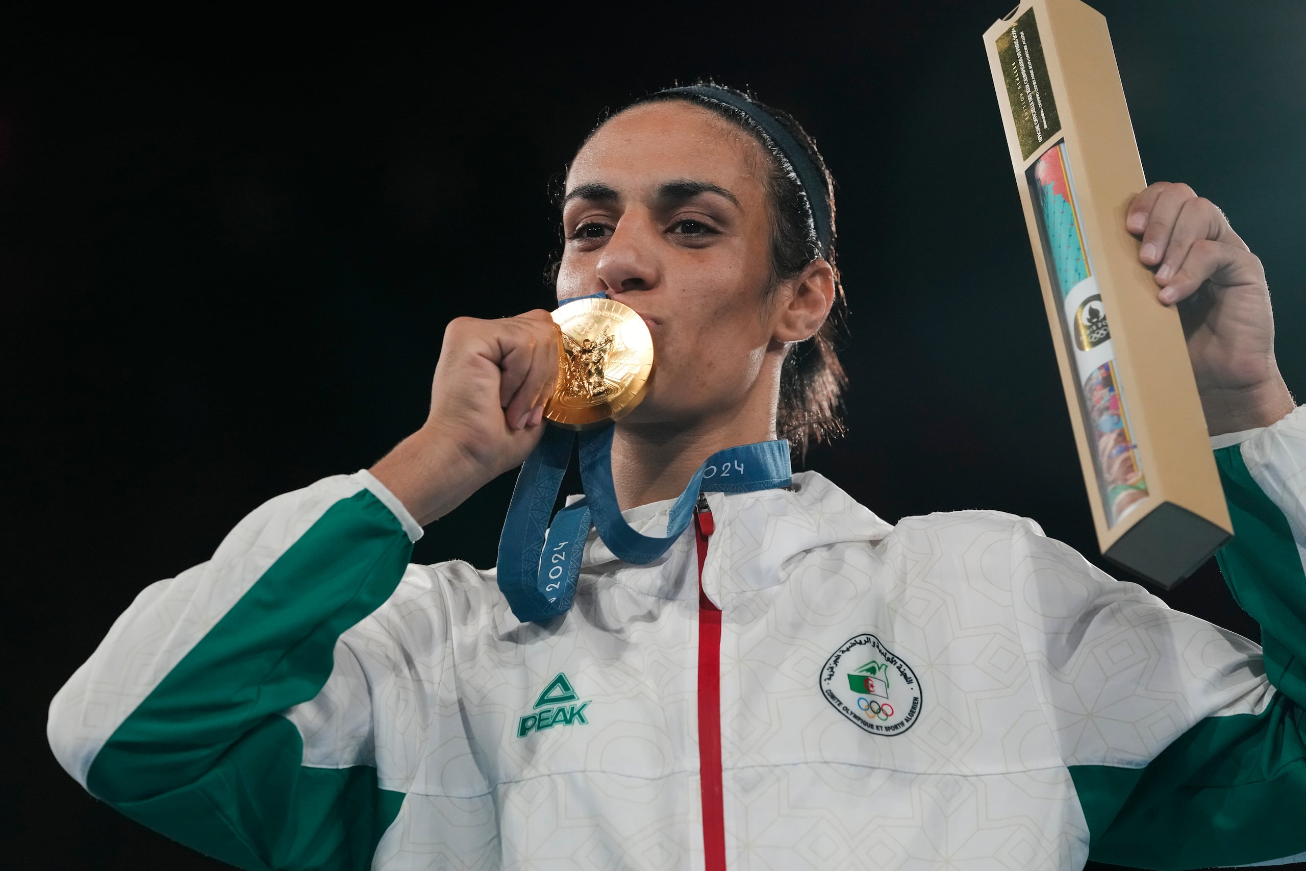La argelina Imane Khelif, medallista de oro, besa su medalla de la final de boxeo femenina de 66 kg en los Juegos Olímpicos de Verano de 2024, el viernes 9 de agosto de 2024, en París, Francia. (Foto AP/Ariana Cubillos)