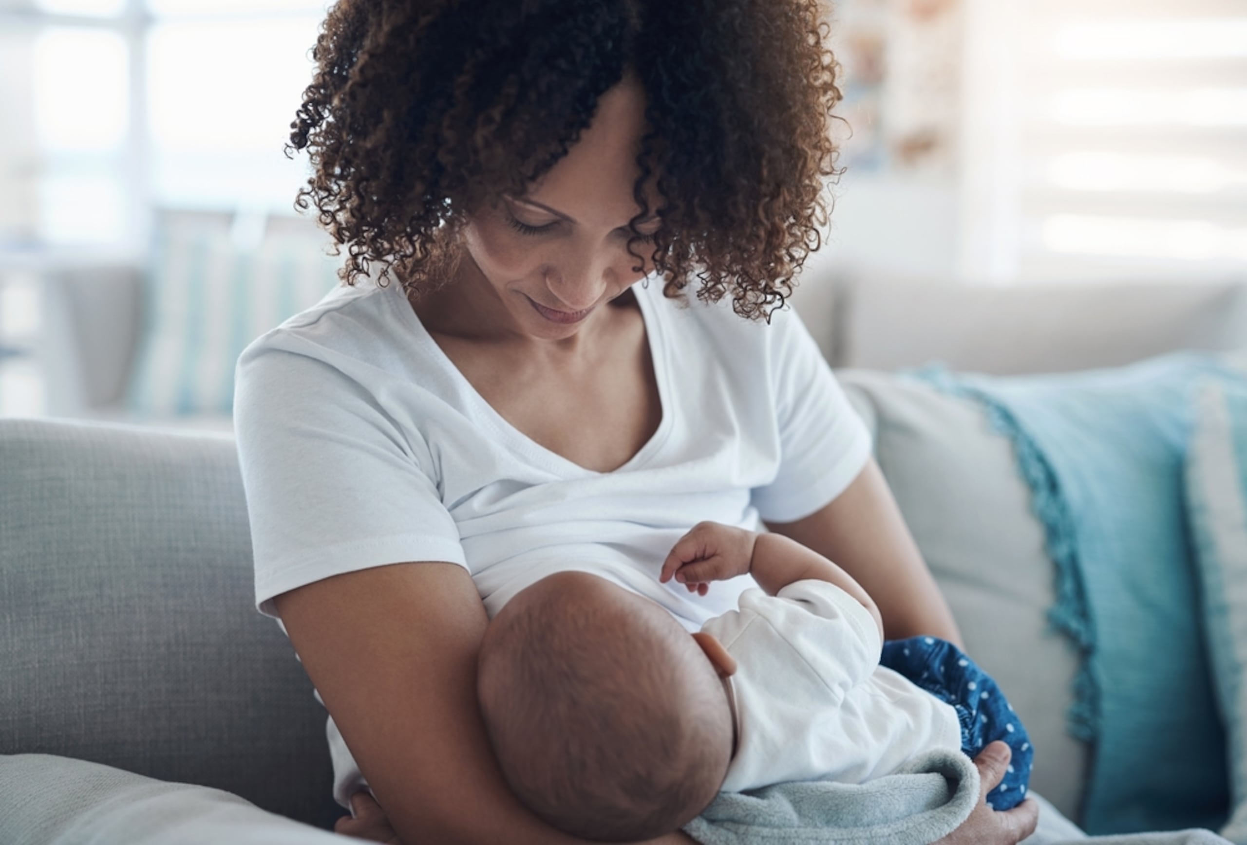 Durante la primera hora de vida, el bebé está despierto y alerta, por lo que es el momento perfecto para que mamá y bebé se conozcan, se huelan y se acurruquen.