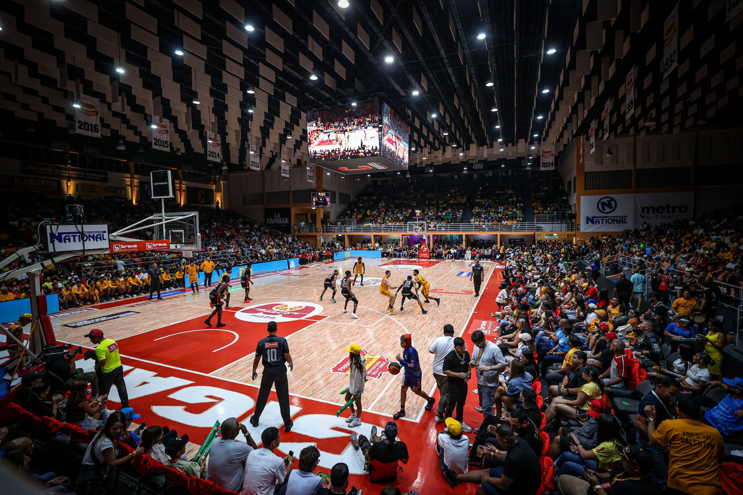 Imagen del Coliseo Guillermo Angulo durante el primer partido de la serie de cuartos de final entre los Gigantes y los Piratas en la temporada 2024.