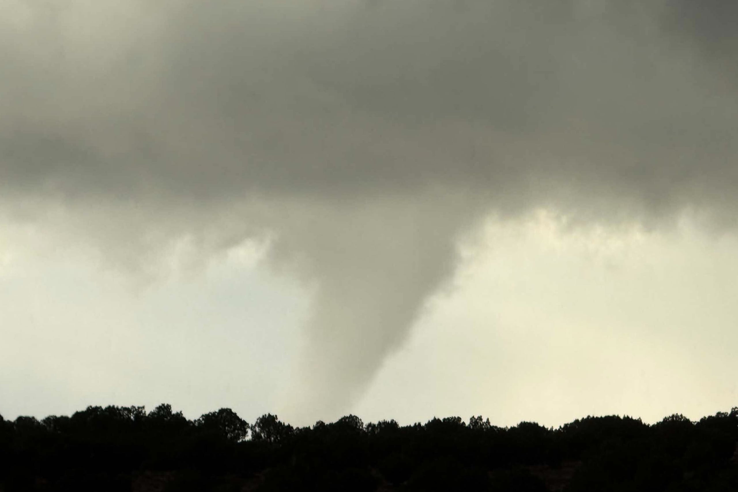 Un tornado tocó tierra en Santa Fe, Nuevo México, a eso de las 7 de la tarde del sábado, y los meteorólogos intentaban confirmar si también hubo tornados en otras partes del estado.