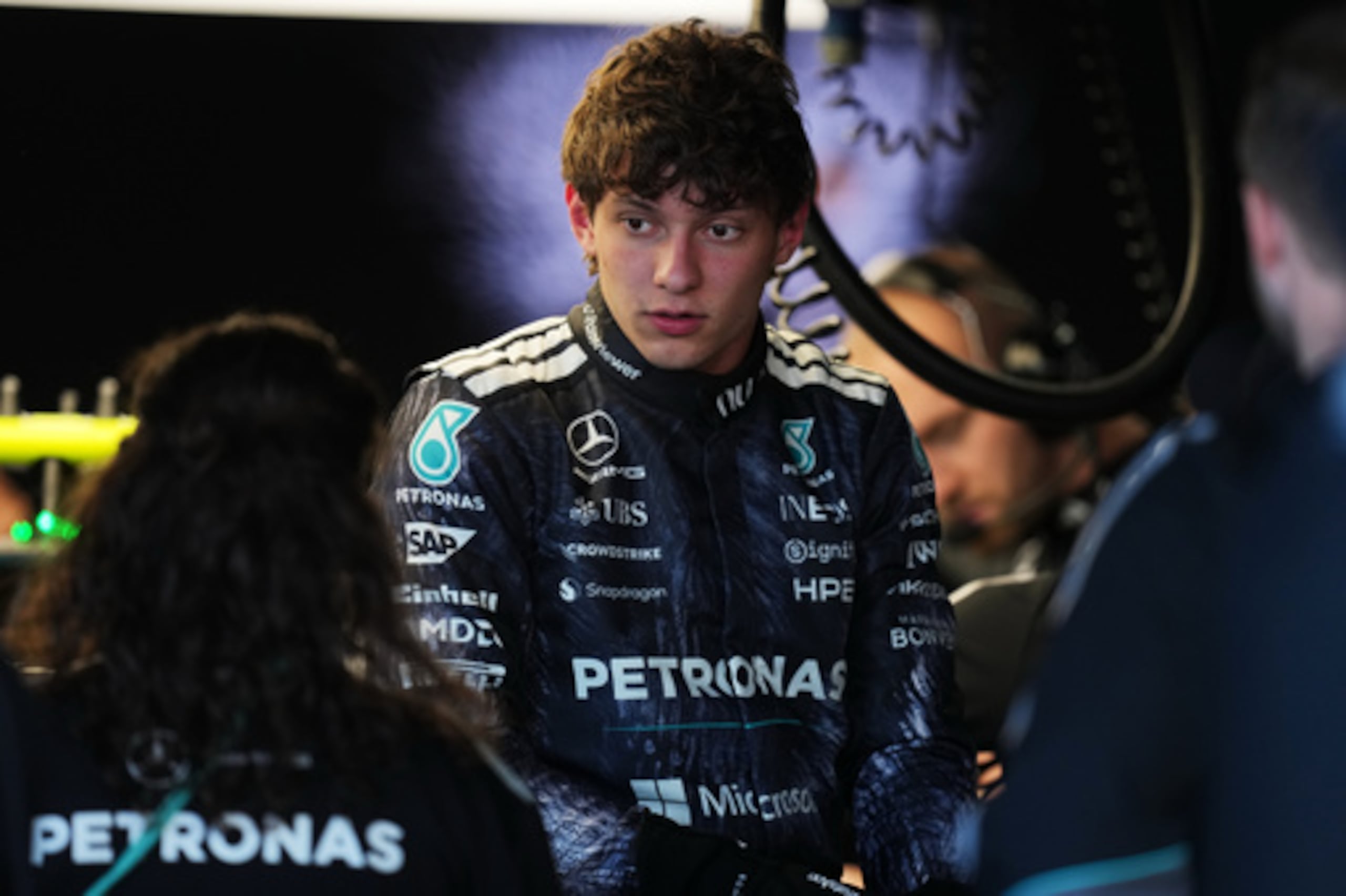 El piloto italiano de Mercedes, Andrea Kimi Antonelli, trabaja con los miembros de su equipo en el garaje en Suzuka, Japón central, el jueves 26 de marzo de 2026, antes de la carrera del Gran Premio de Japón de Fórmula 1 del domingo. (Foto AP/Hiro Komae)