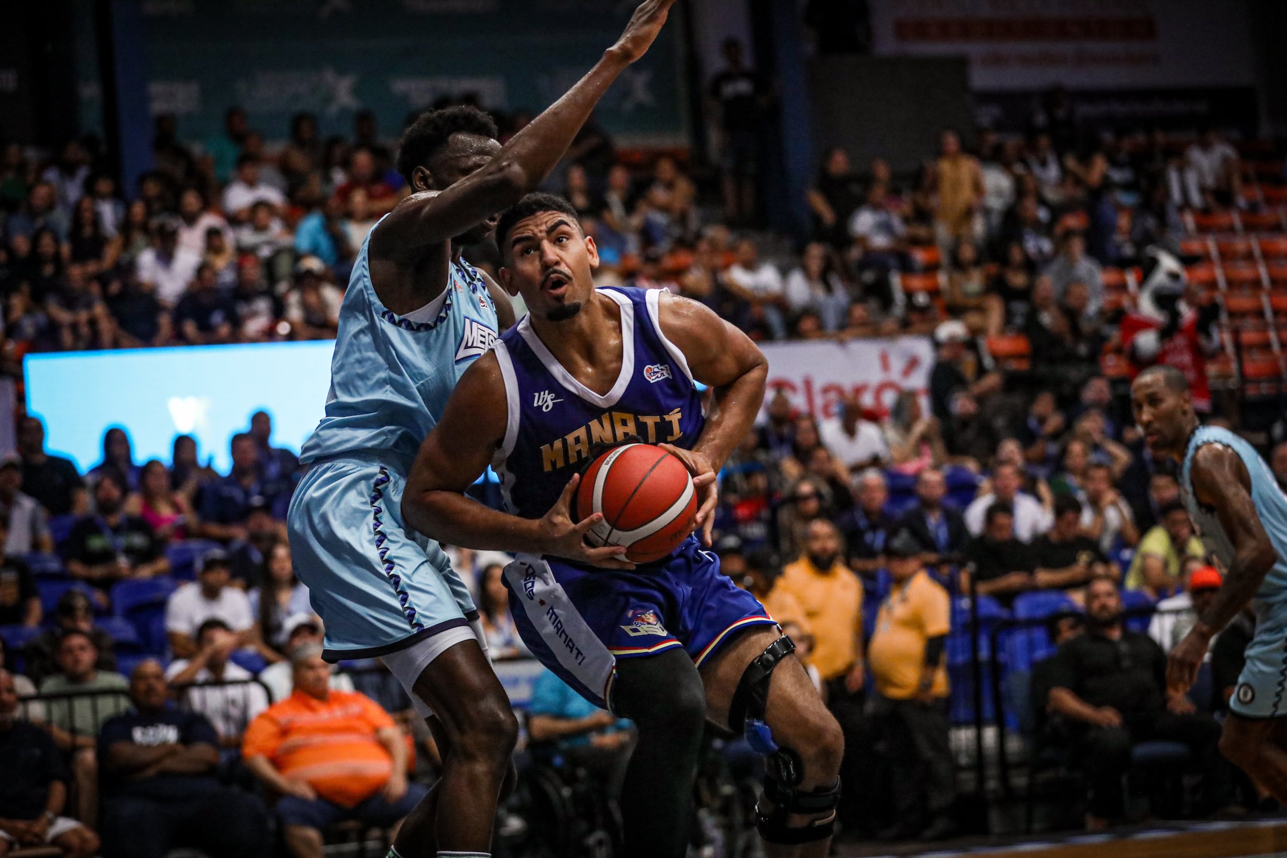 Tyler Davis, de los Osos de Manatí, busca anotar en su debut en el BSN ante Amida Brimah, de los Mets de Guaynabo.