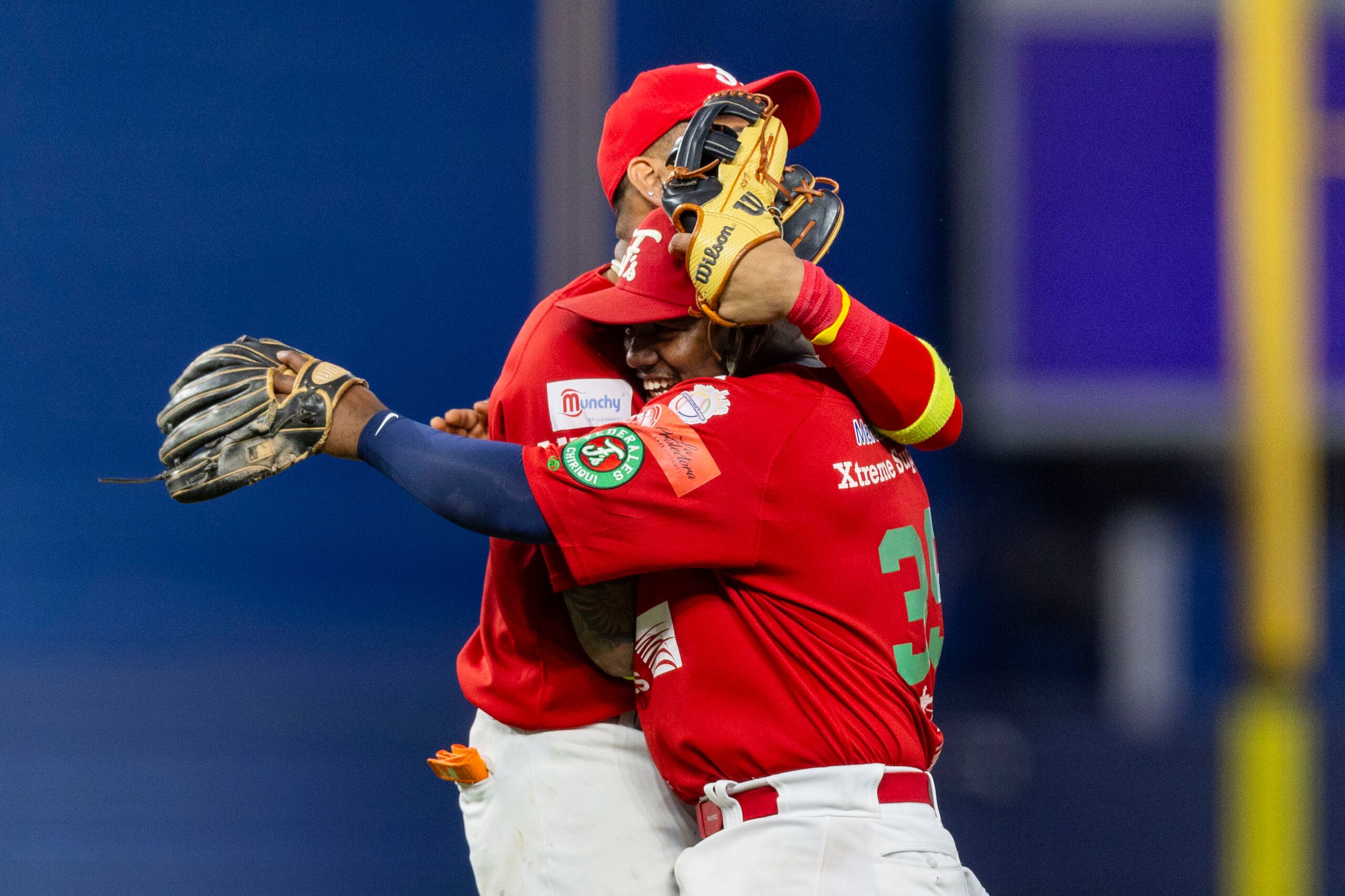 Johan Camargo y Joshwan Wright se abrazan en la conclusión del juego entre los Federales de Chiriquí y los Suns de Curazao.