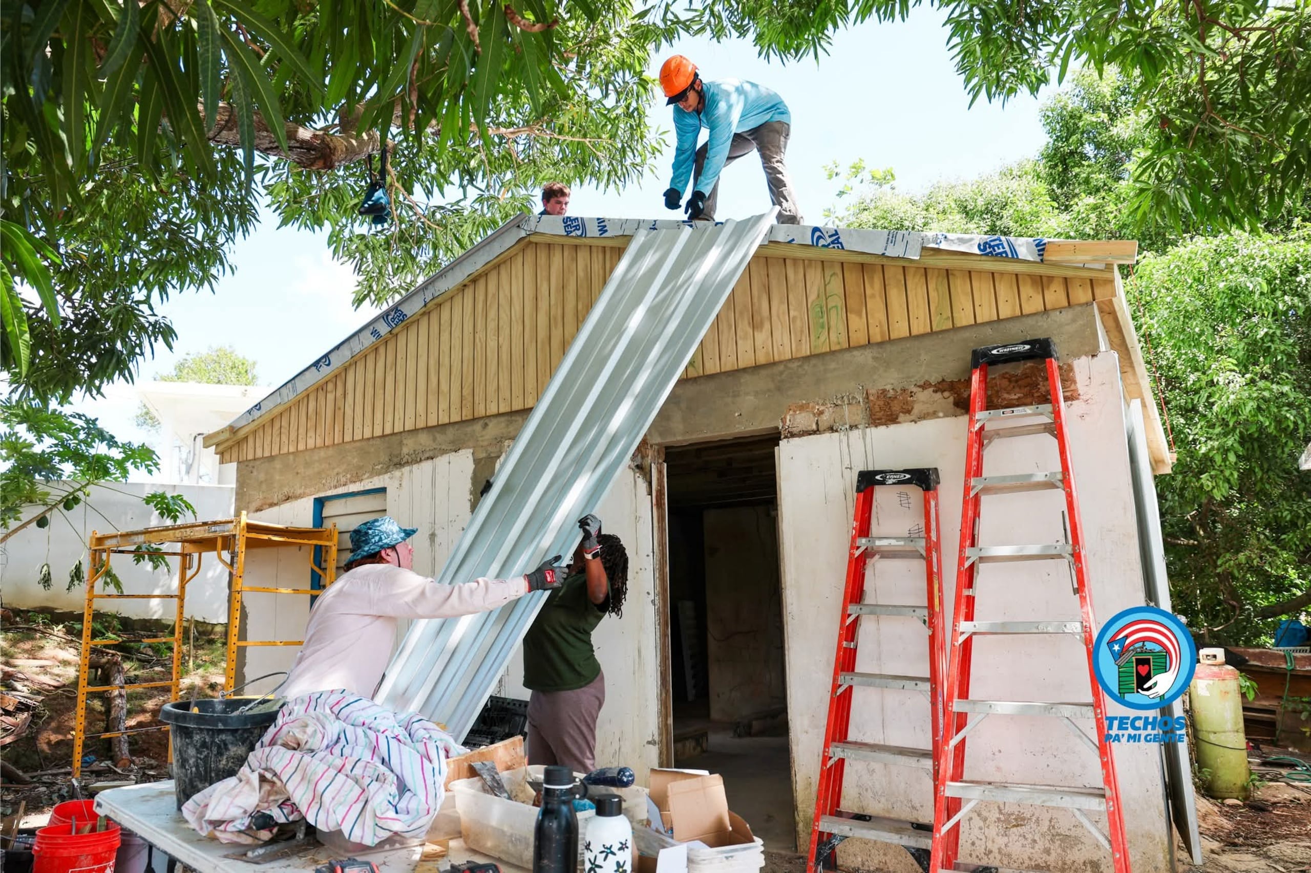 La organización Techos Pa'Mi Gente trabaja para construir techos dignos, resistentes y seguros en comunidades afectadas por huracanes y terremotos.