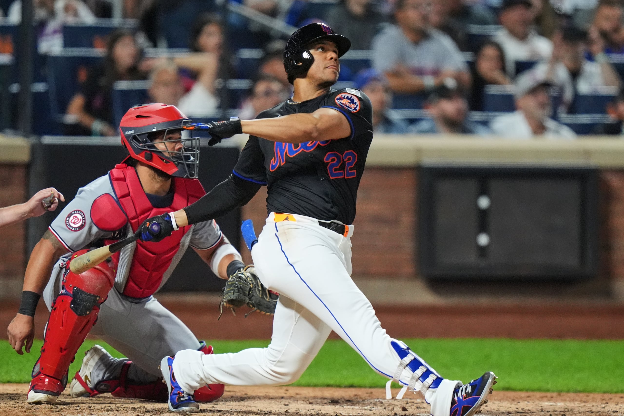 Juan Soto observa su cuadrangular de tres carreras frente a los Nationals de Washington.