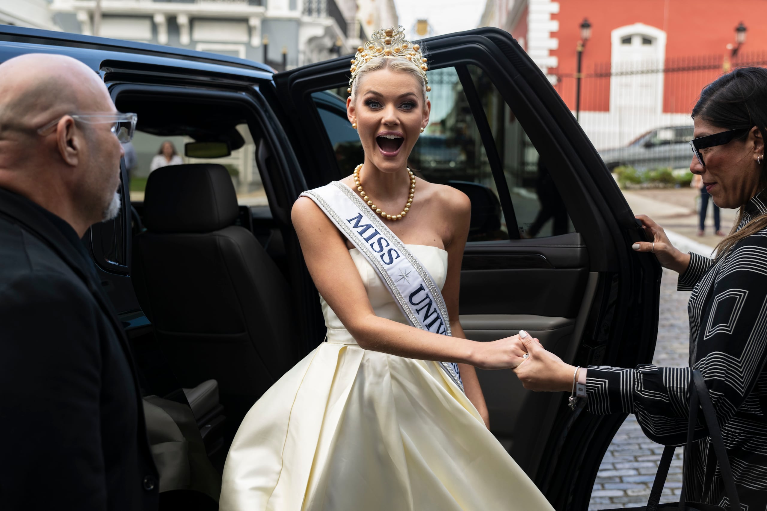 La reina universal llegó al Palacio de Santa Catalina como parte de sus visitas oficiales.