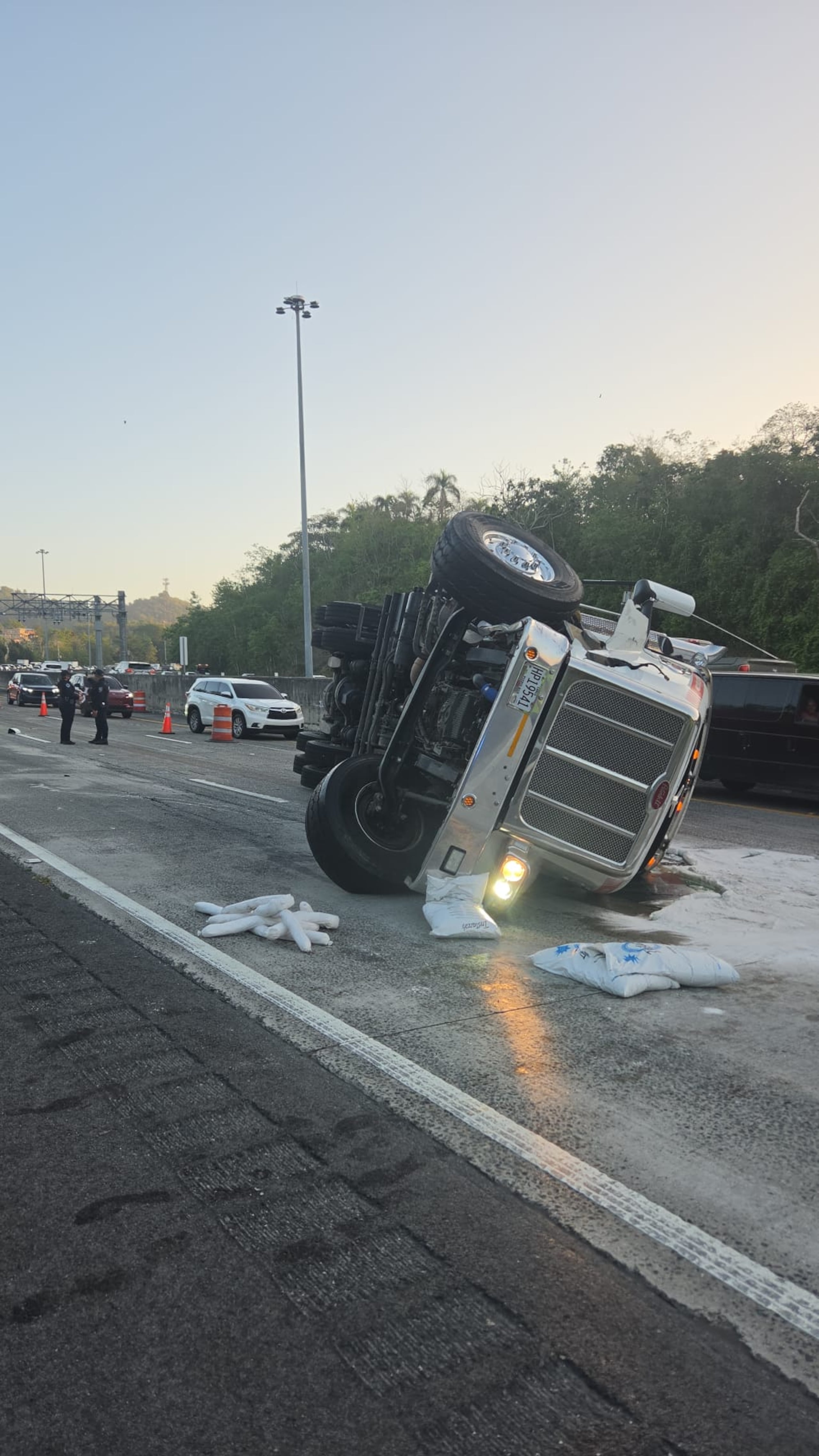 El tránsito se vio afectado en la autopista Luis A. Ferré (PR-52), en dirección de San Juan hacia Caguas, por un accidente con un camión volcado.