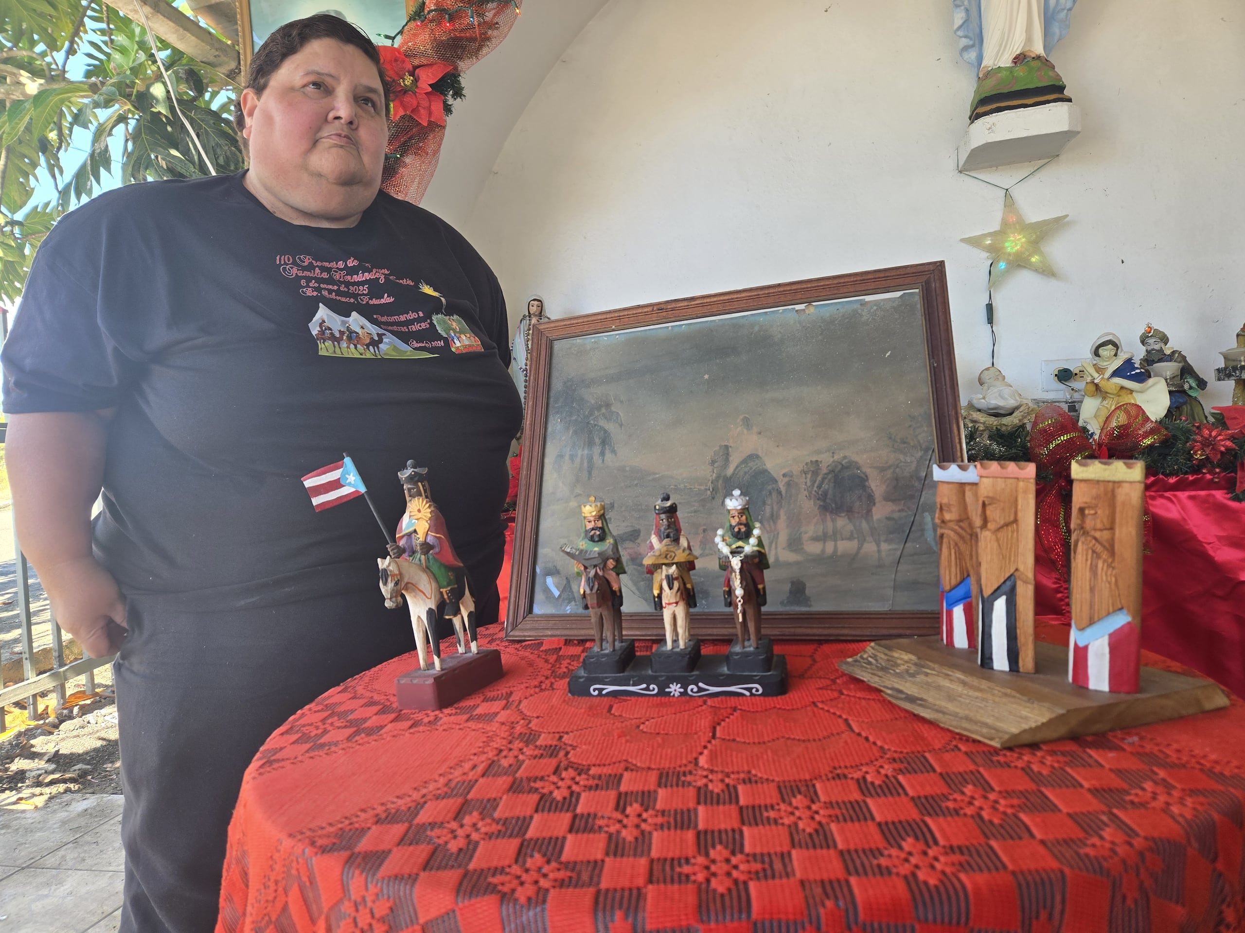 El altar actual fue confeccionado en 2017 y consta del nacimiento y varias figuras de los Reyes Magos. Igualmente, frente al retablo hay una mesa que contiene un cuadro con la imagen de los Santos Reyes que perteneció a su bisabuelo.