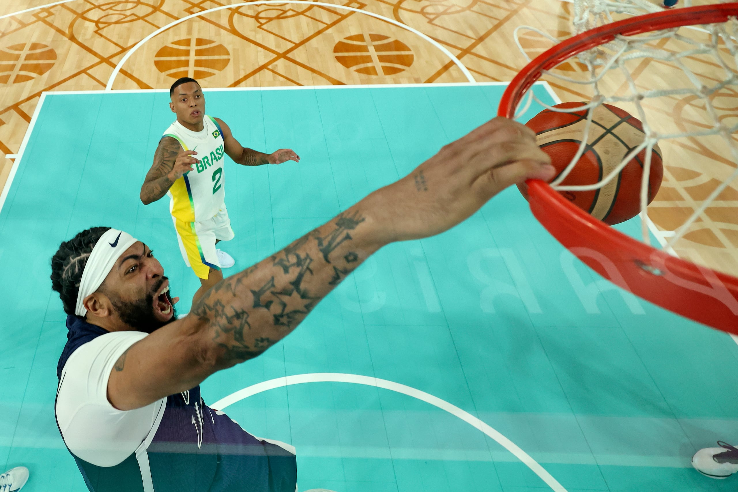 El estadounidense Anthony Davis donquea un balón durante un encuentro de cuartos de final del basquetbol olímpico ante Brasil.