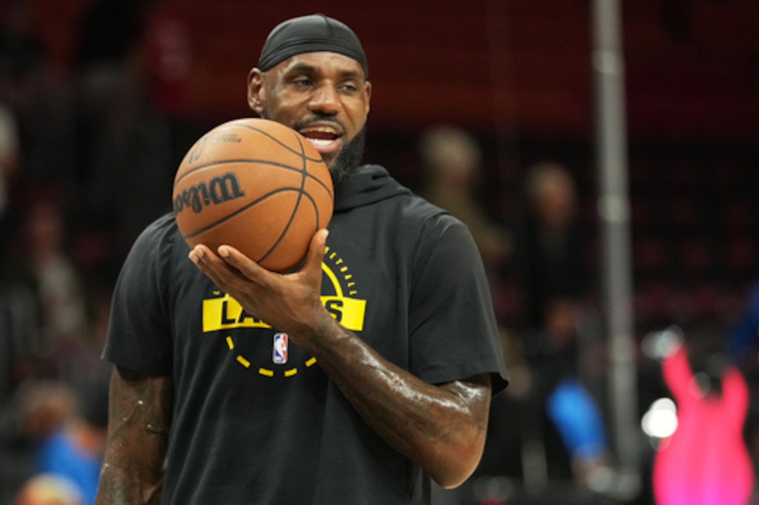 El alero de los Lakers de Los Ángeles, LeBron James, se calienta antes de un partido de baloncesto de la NBA contra el Heat de Miami, el jueves 19 de marzo de 2026, en Miami. (Foto AP/Lynne Sladky)