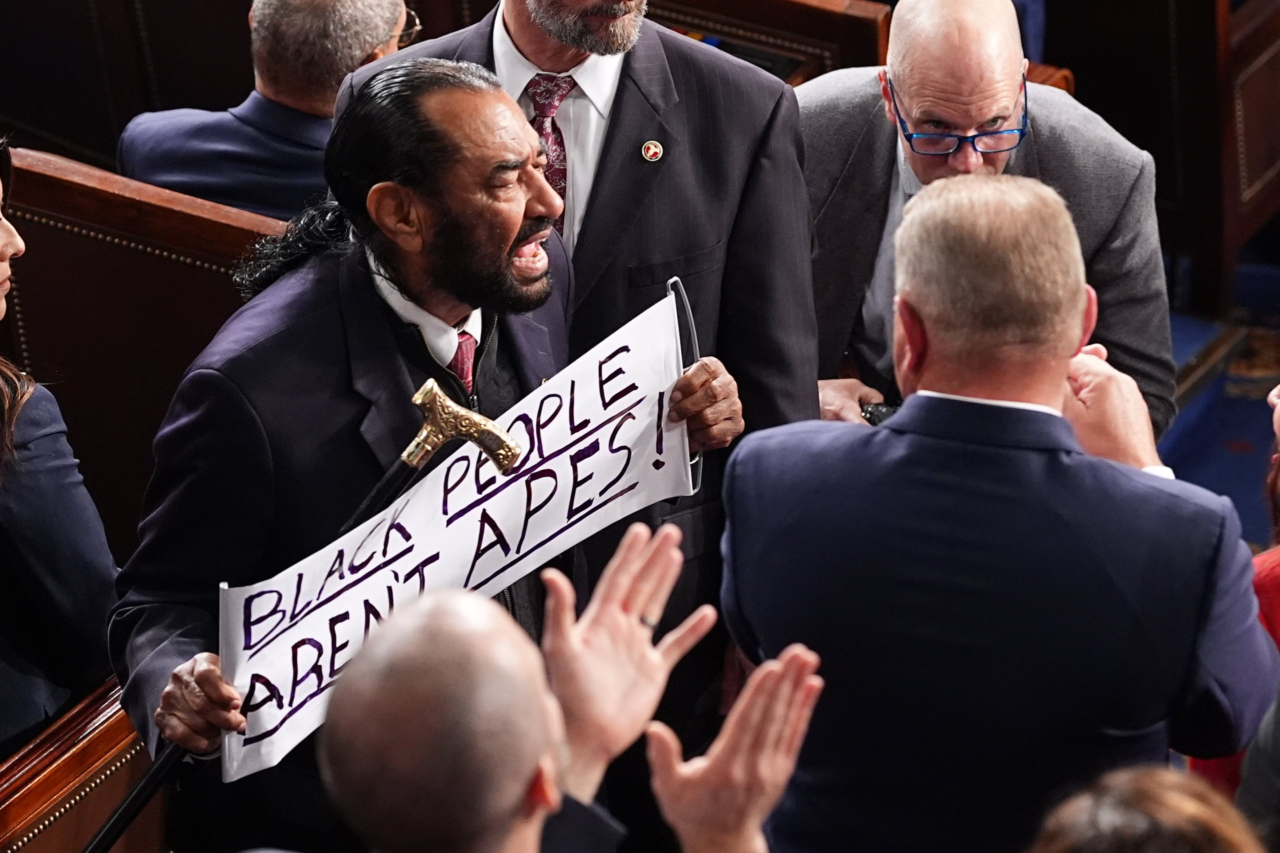 Rep. Al Green, D-Texas es escolatado fuera del mensajde de Trump.