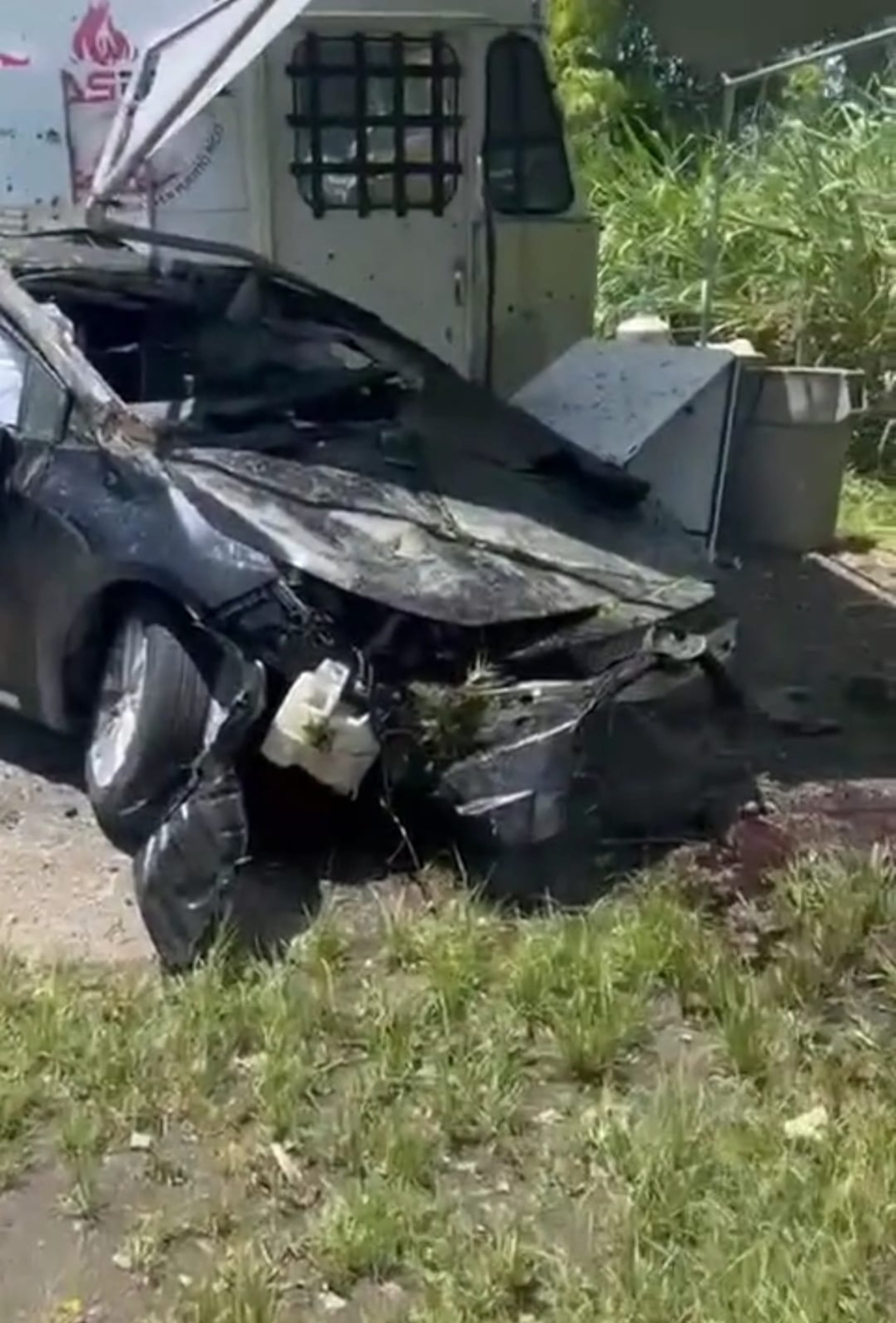 Cinco personas resultaron heridas, cuando una conductora perdió el control del volante e impactó una valla y clientes de un "food truck", a orillas de la PR-2, en Aguada.