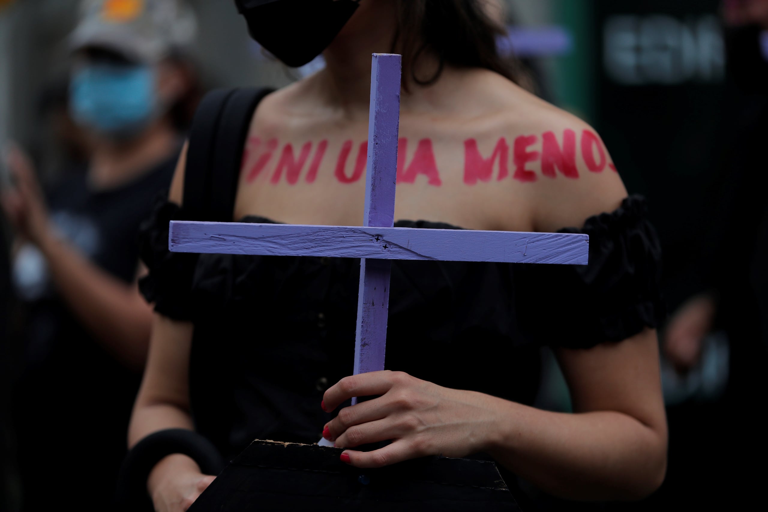Supervivientes y activistas denuncian que las medidas de protección frente a la violencia de género no están funcionando y que, en algunos casos, las propias autoridades minimizan la gravedad de la situación que enfrentan las mujeres afectadas.