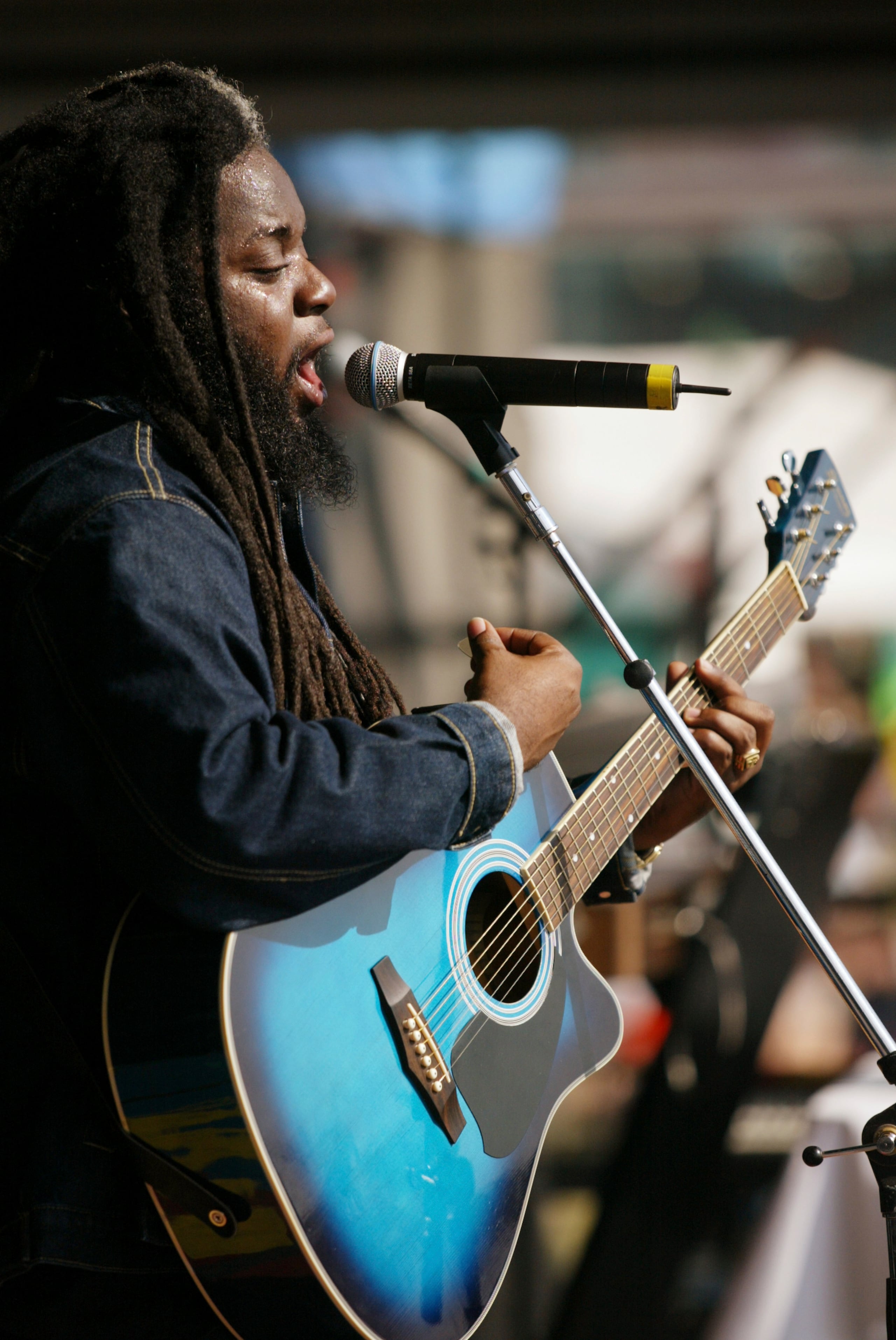 El músico de reggae Peter Anthony Morgan canta durante el festival Jazz and Heritage de Nueva Orleans el sábado 4 de mayo de 2002, en Nueva Orleans. (AP Foto/Douglas Mason, Archivo)
