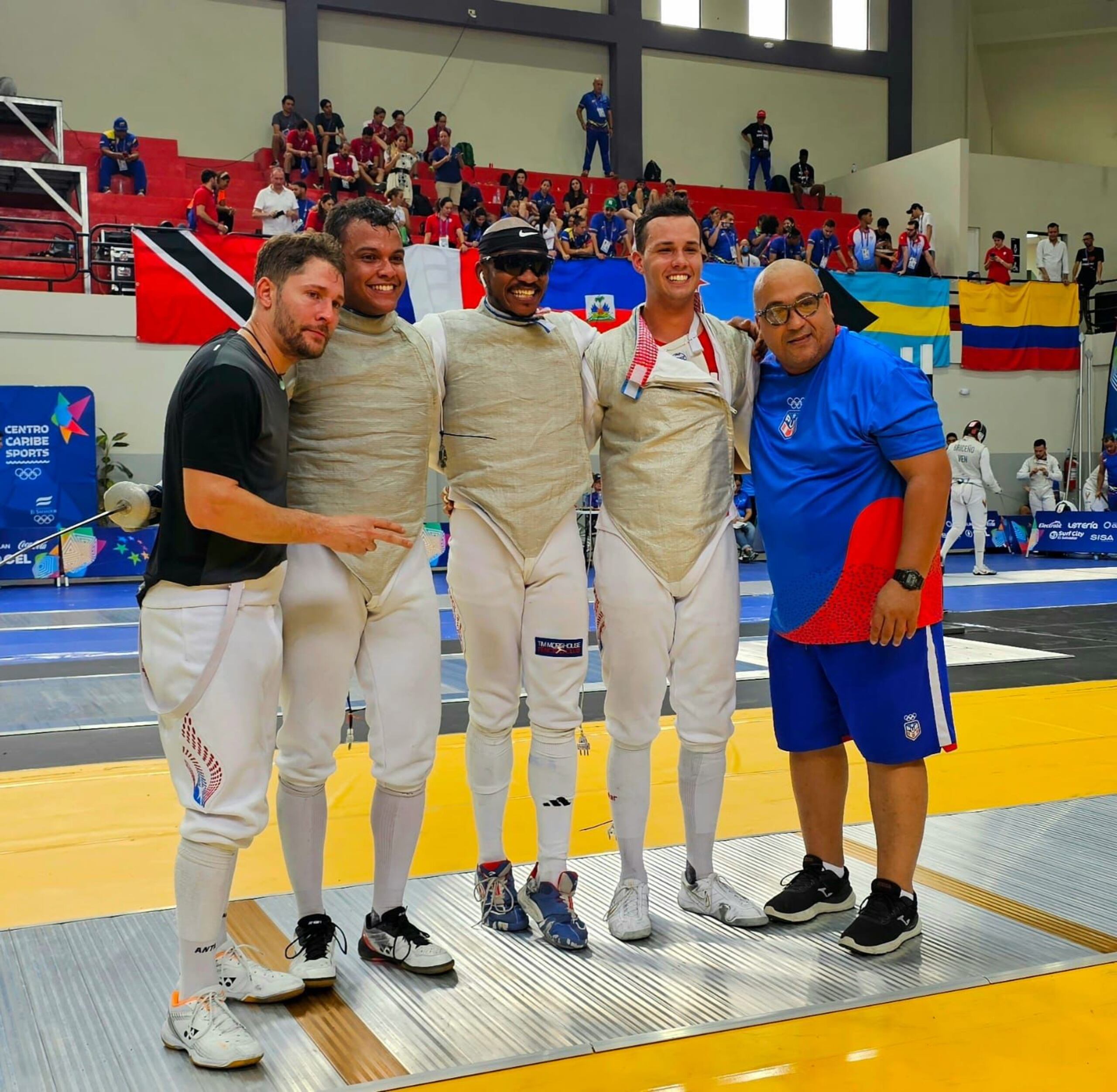 6 de julio de 2023. San Salvador, El Salvador. Torneo de esgrima de los Juegos Centroamericanos y del Caribe, San Salvador 2023. De izquierda a derecha, Jonathan Lugo, Carlos Padua, Rafael Western, César López y Marlon Carrión.
