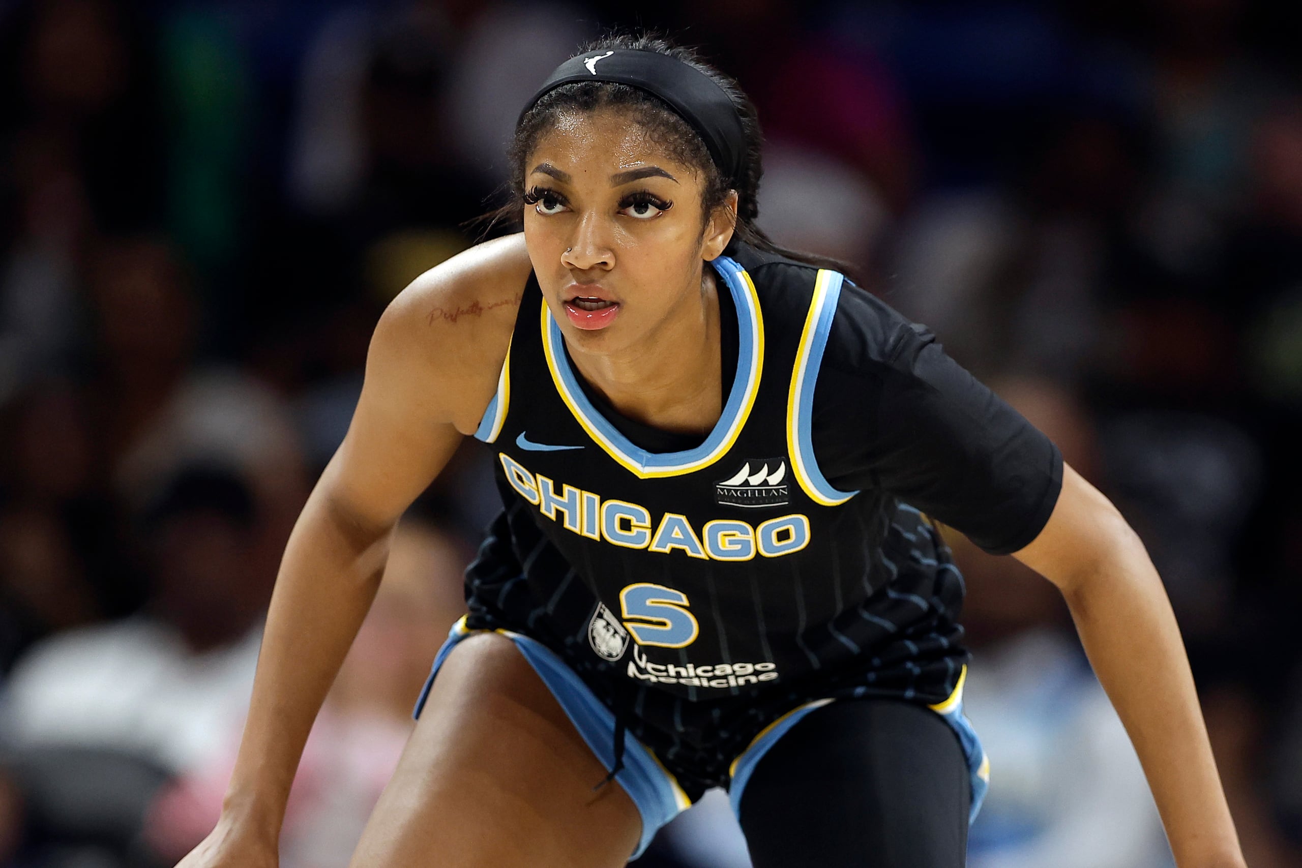 Angel Reese, alera del Sky de Chicago, disputa un encuentro ante las Wings de Dallas, el miércoles 15 de mayo de 2024, en Arlington, Texas.