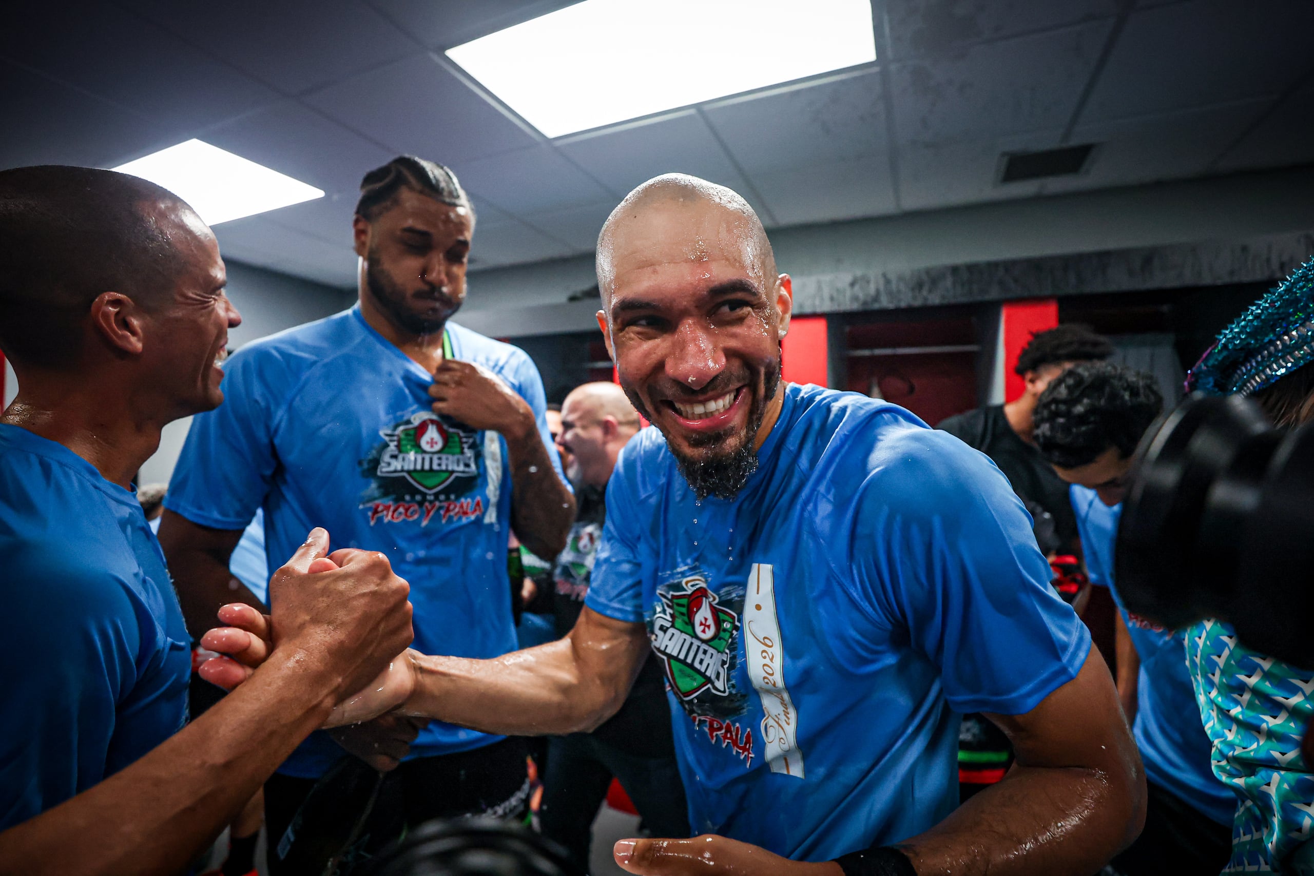 Rigoberto Mendoza durante la celebración de los Santeros de Aguada por el pase a la final del BSN en el camerino visitante del Auditorio Juan "Pachín" Vicens.