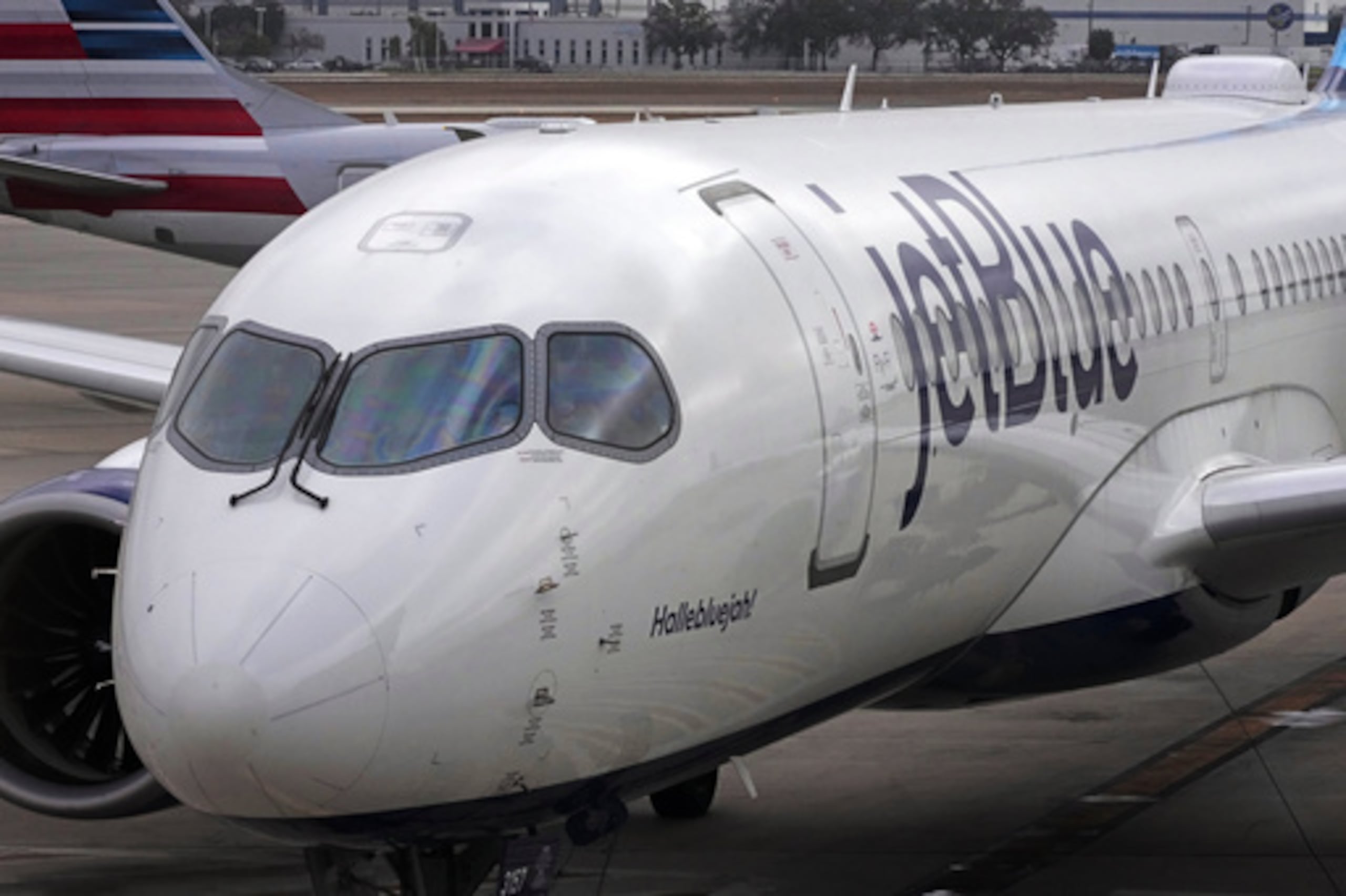 ARCHIVO - Un avión de Jet Blue Airlines sale de una puerta de embarque en el Aeropuerto Internacional de Pittsburgh en Imperial, Pensilvania, el 13 de febrero de 2026. (AP Photo/Gene J. Puskar, Archivo)