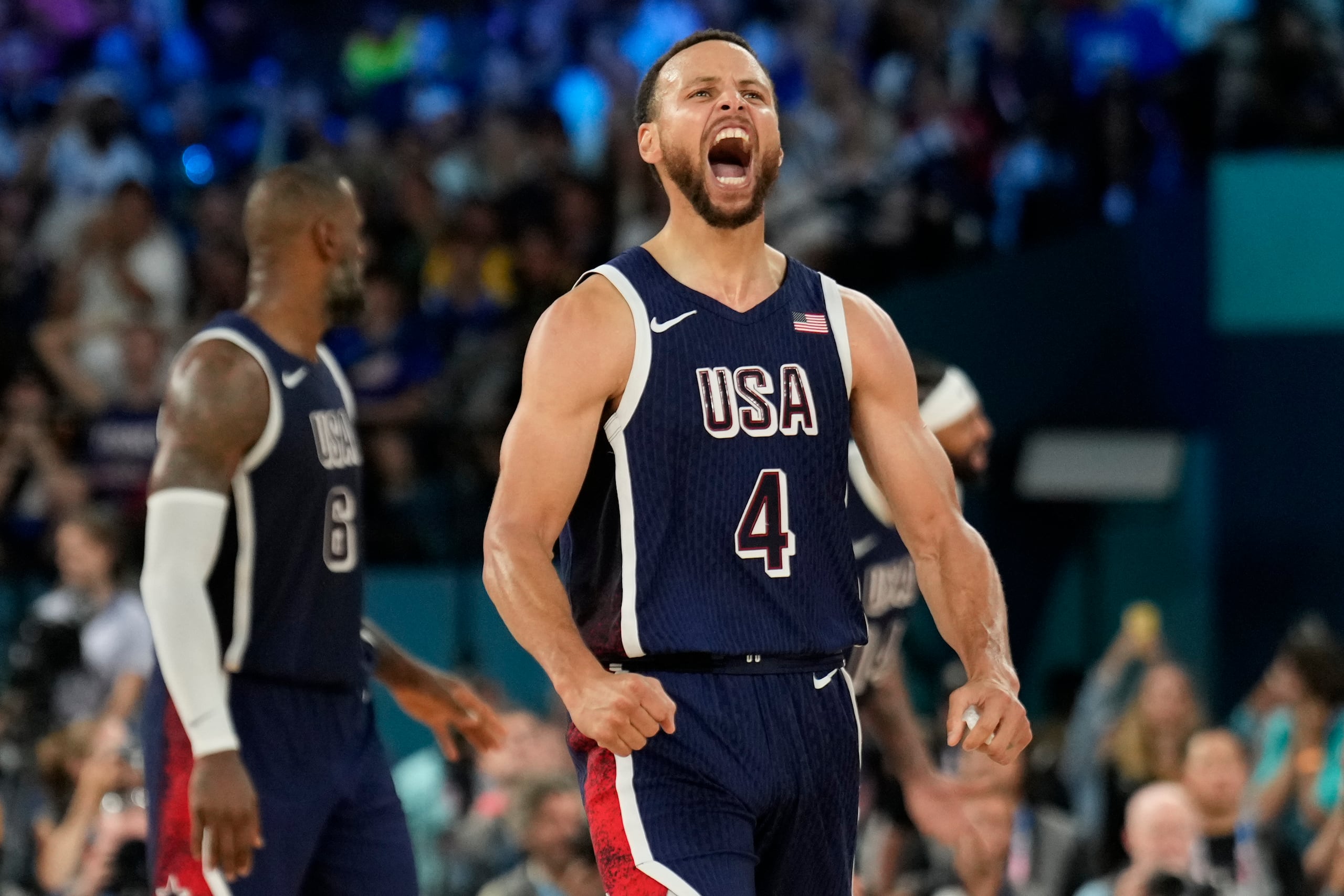 Stephen Curry celebra la victoria de Estados Unidos sobre Francia en la final del baloncesto de los Juegos Olímpicos de París 2024.