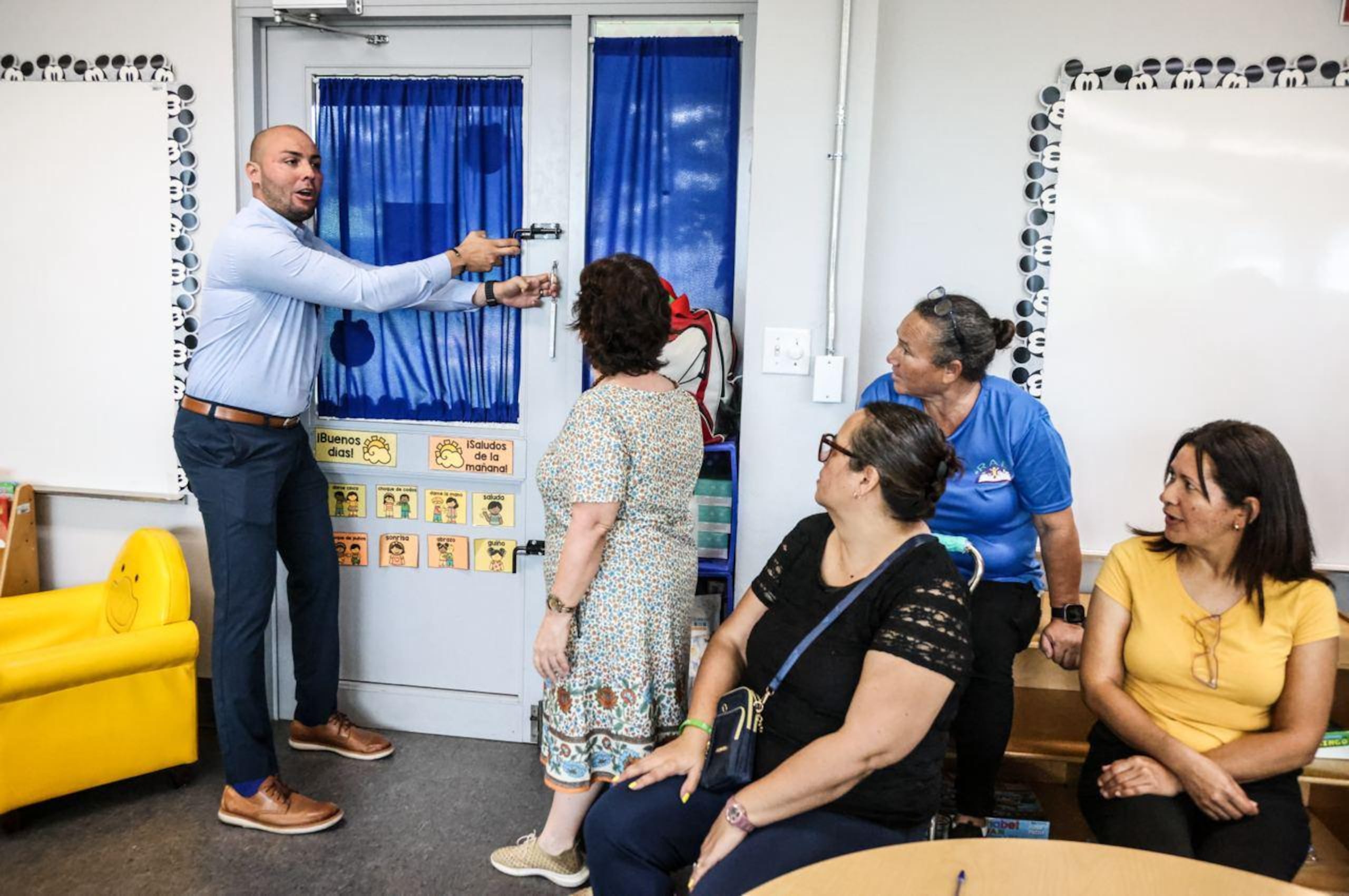 Para agosto, todos los pasadores deben estar instalados en las 32,00 puertas identificadas a través de las 856 escuelas del Departamento de Educación. En la foto, César González Cordero, comisionado de seguridad de Educación, junto a maestros, explica el funcionamiento del artefacto de seguridad.
