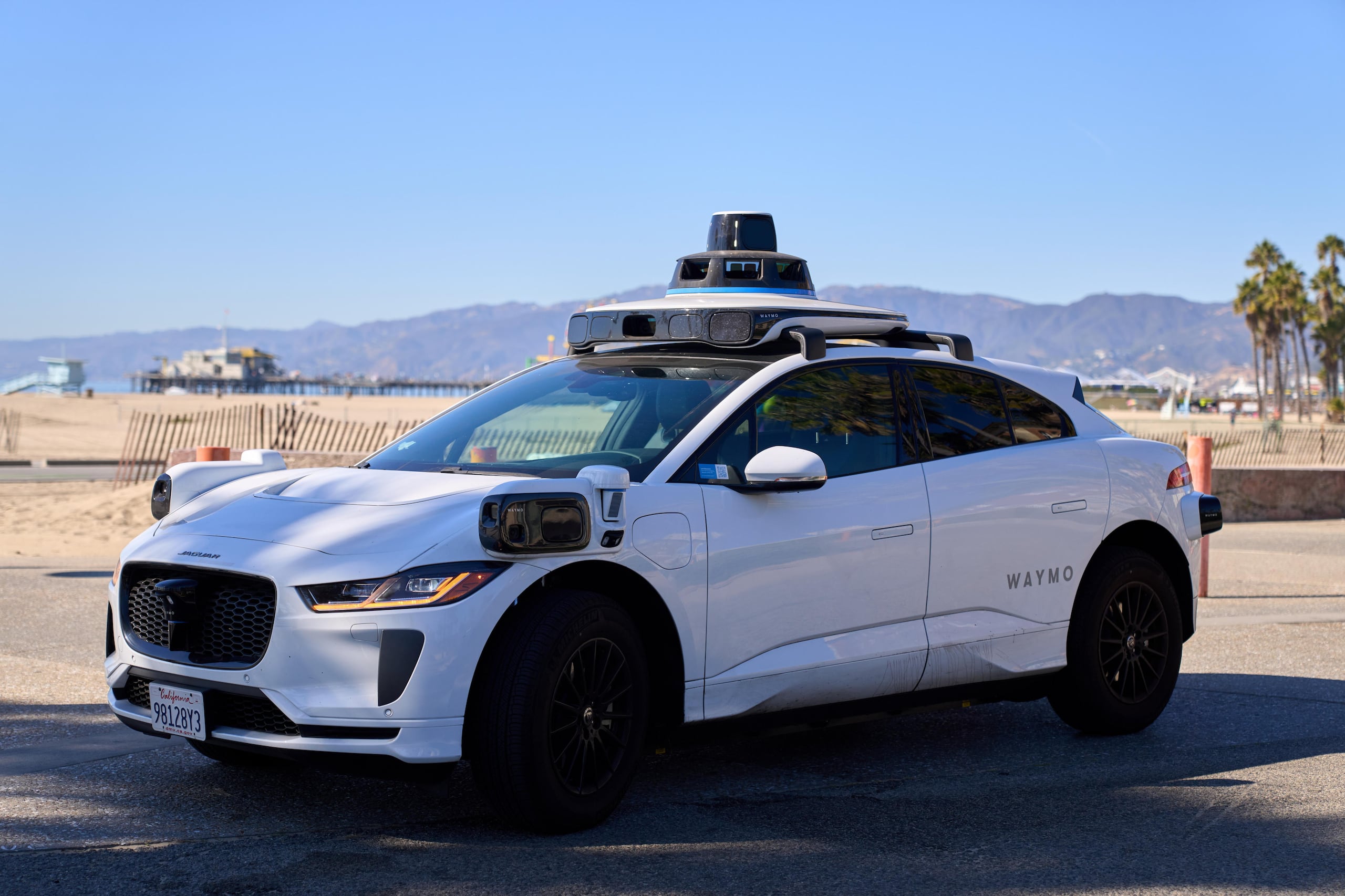 Waymo también suspendió preventivamente sus operaciones en Dallas y Houston ante la previsión de fuertes tormentas en Texas.