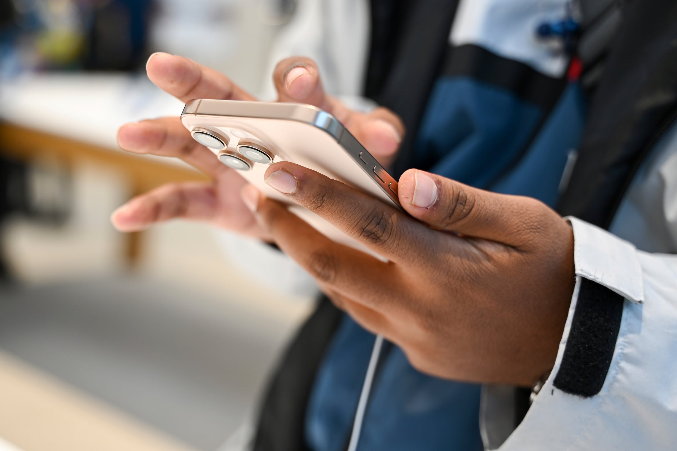 Apple promocionó nuevas funciones de IA para su asistente virtual Siri cuando lanzó el iPhone 16 en 2024.