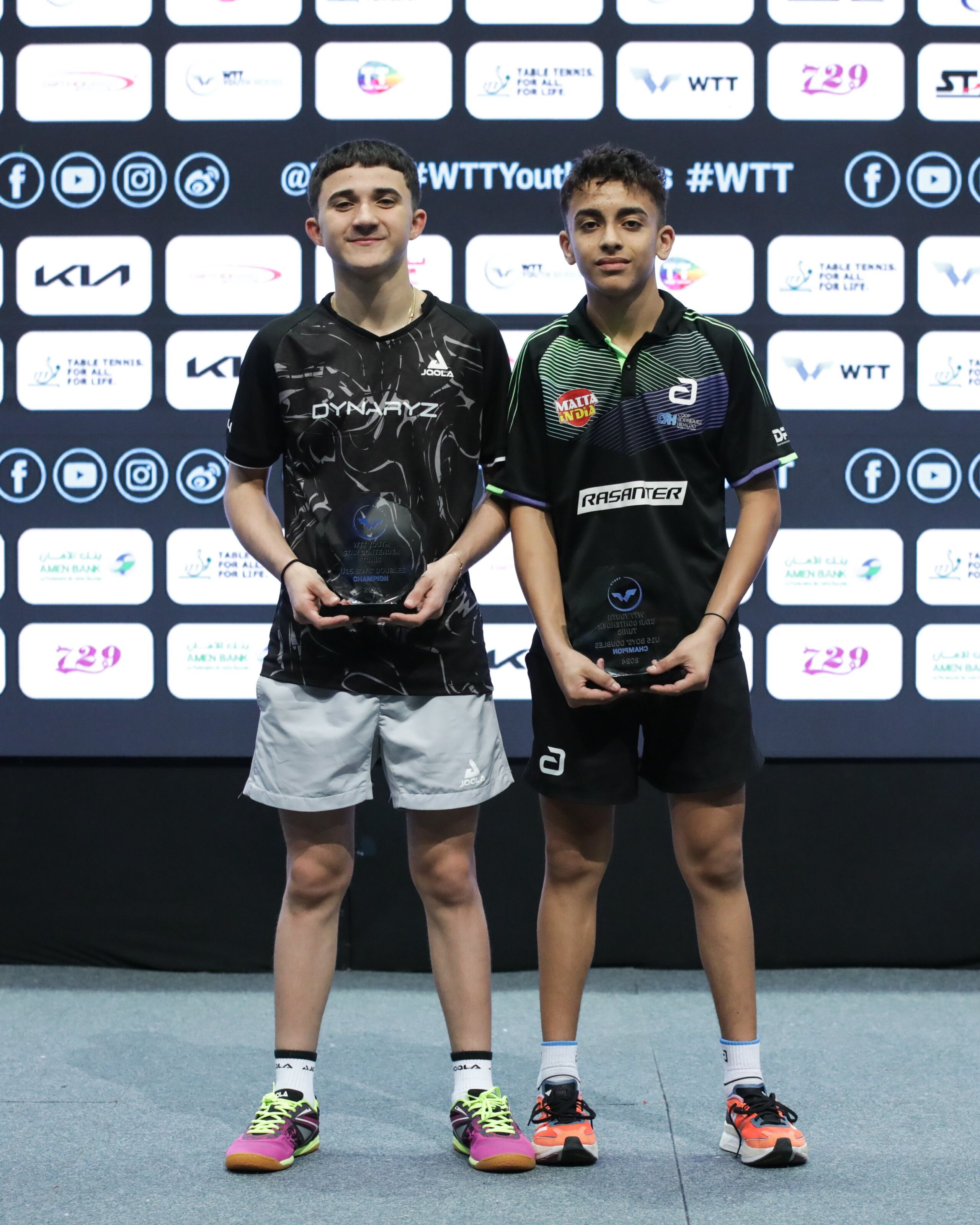 Enrique Ríos, a la izquierda, y Steven Moreno posan con el trofeo de campeones en la prueba de dobles del evento Star Contender de la WTT en Túnez.