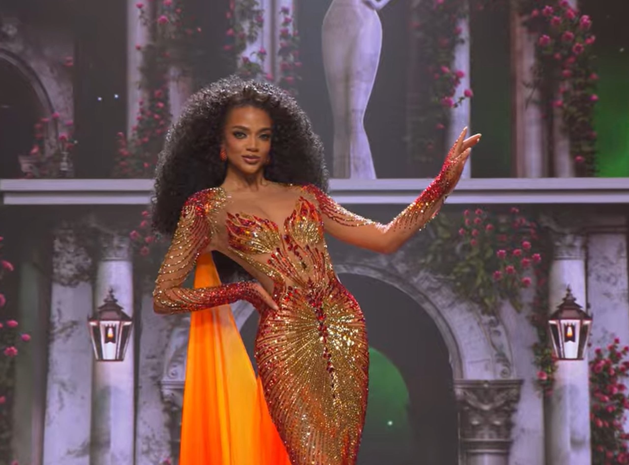 Vicky Carbonell, representante de Puerto Rico en Miss Grand International, en su traje de noche.