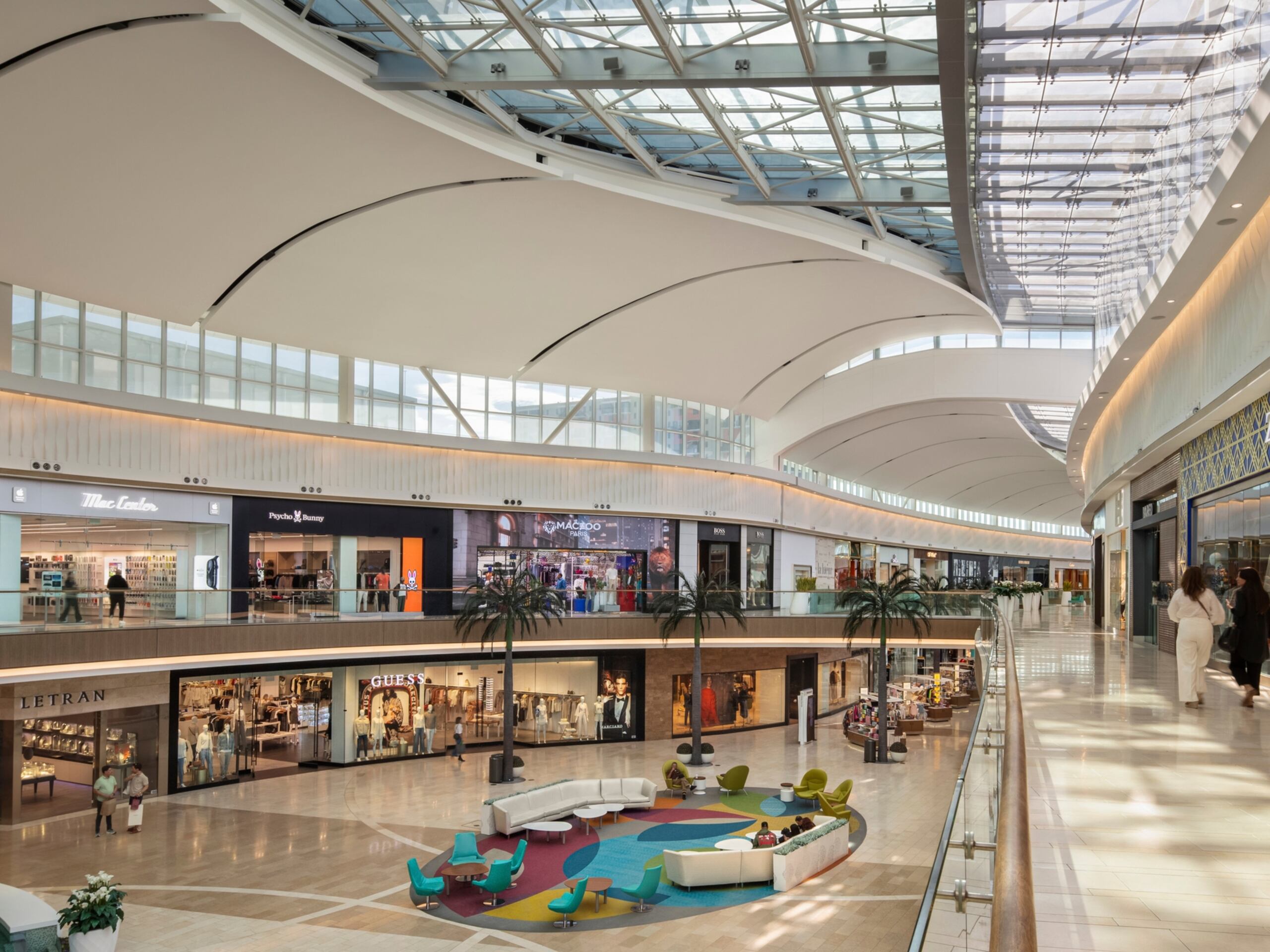 Marcas de moda masculina de renombre internacional y de lujo, así como las emergentes, son muestras del liderazgo estratégico del centro comercial.