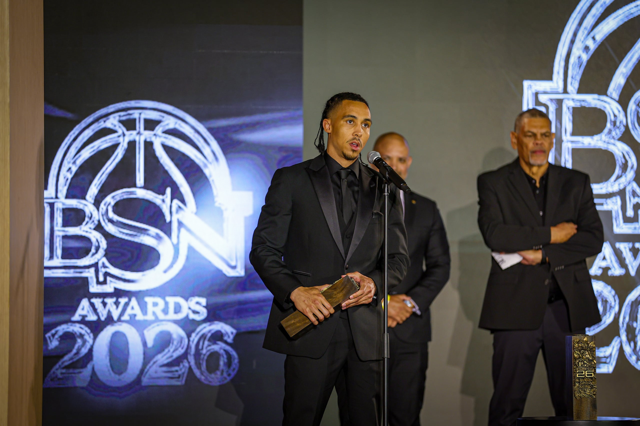 Travis Trice sostiene el premio de Jugador Más Valioso de la temporada 2026 del BSN en la ceremonia de los Valores del Año.