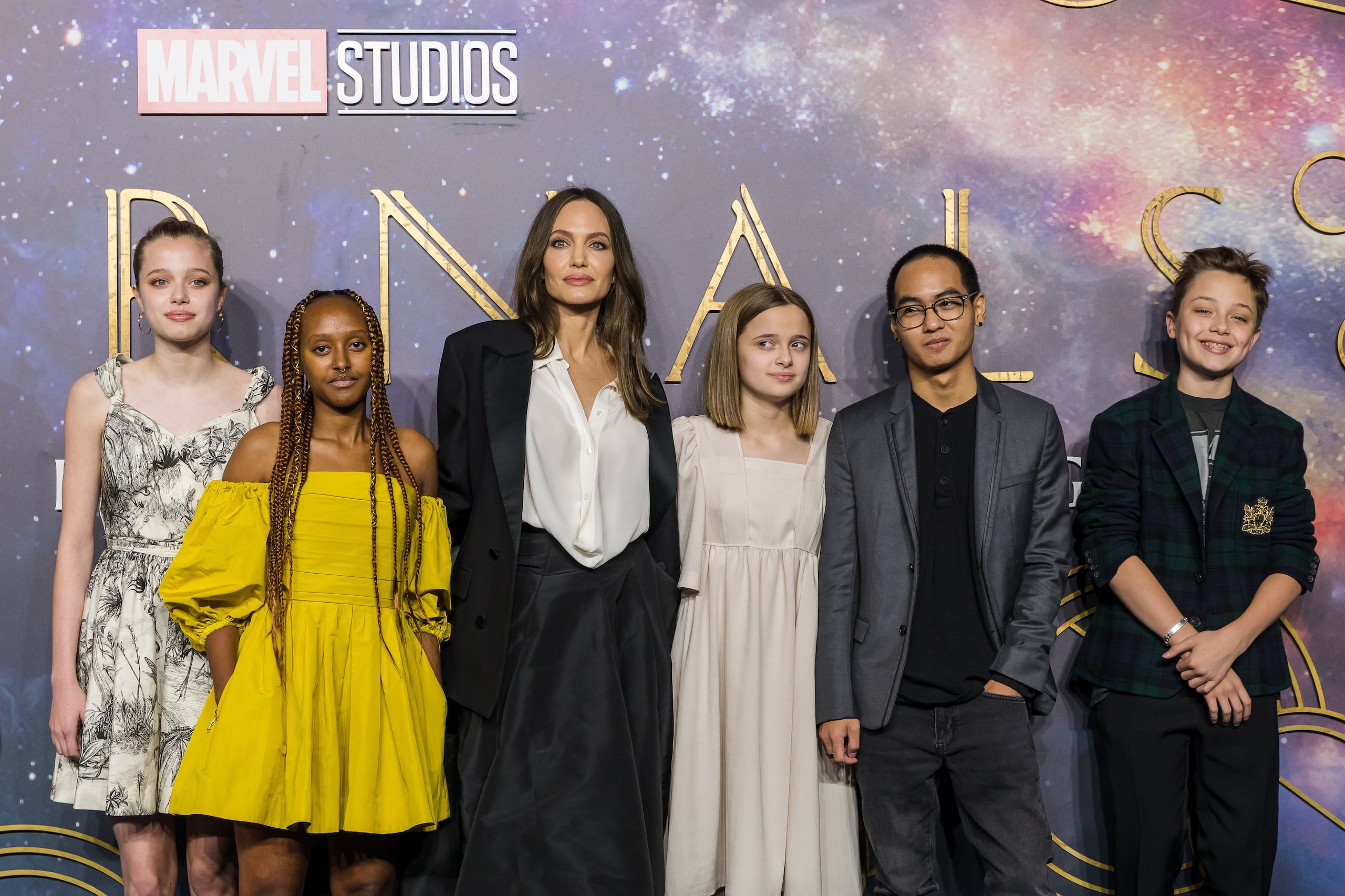 Angelina Jolie y sus hijos Shiloh, Zahara, Vivienne, Maddox y Knox.