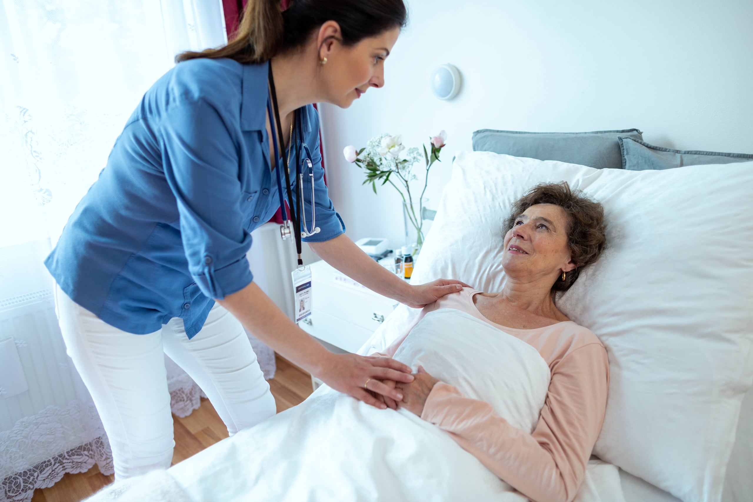 Por medio de sus programas de Salud en el Hogar Menonita, el sistema de salud ofrece programas diseñados para garantizar una atención integral que va desde la rehabilitación hasta el cuidado en etapas terminales de los pacientes elegibles