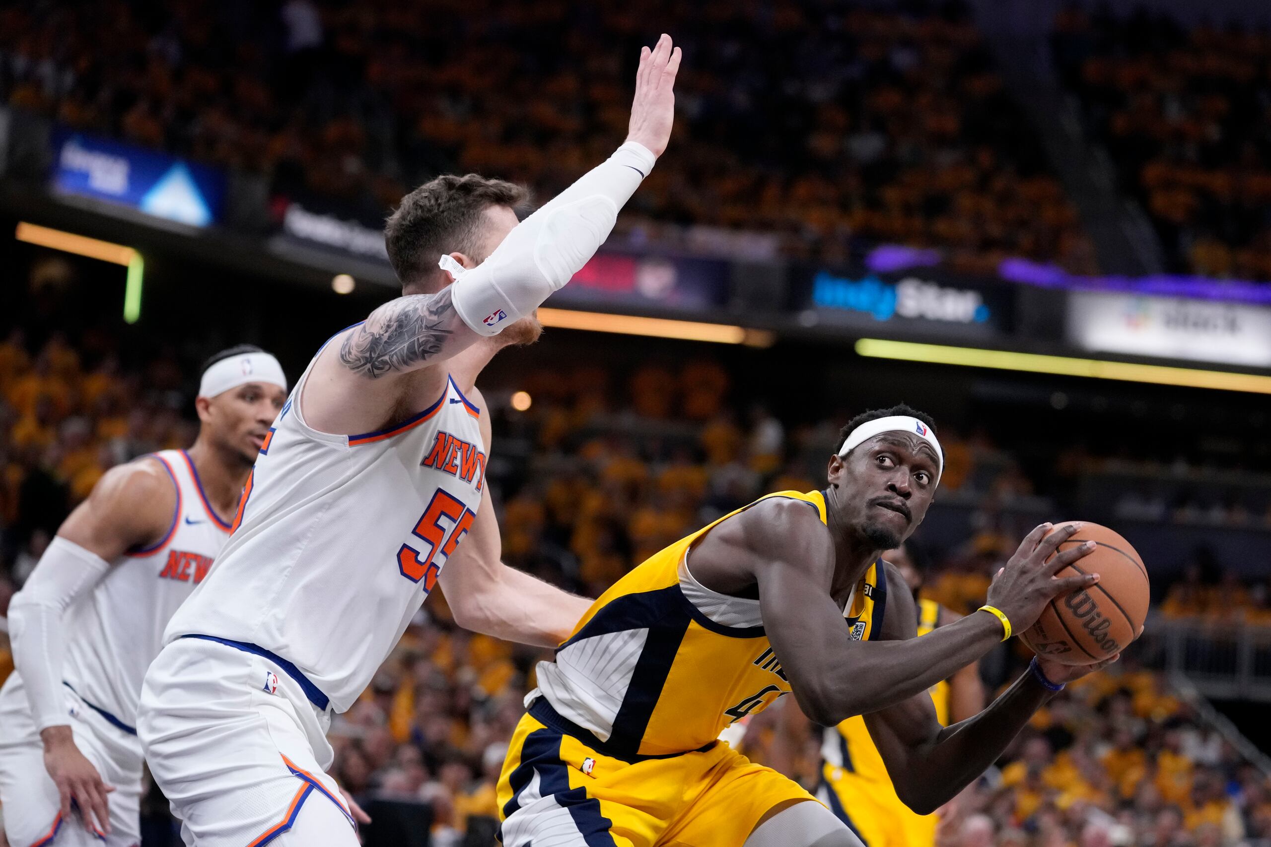 Pascal Siakam, de los Pacers de Indiana, busca atacar el canasto ante la defensa de Isaiah Hartenstein, de los Knicks de Nueva York.