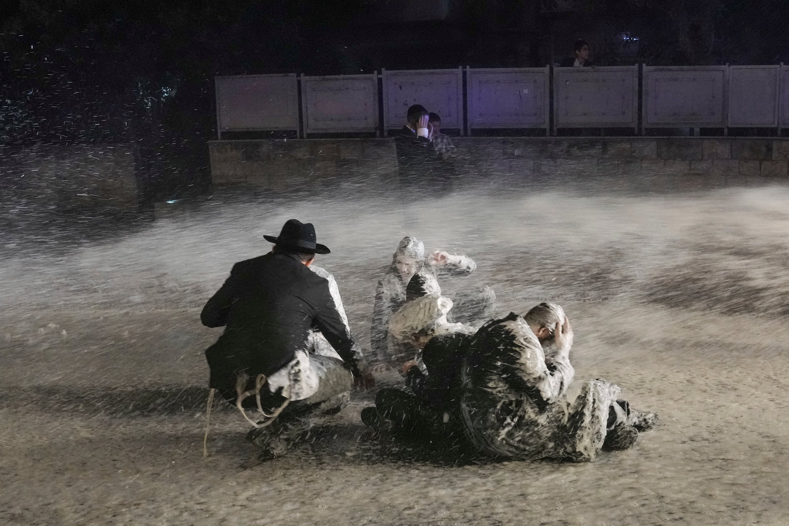 La policía utilizó cañones de agua para dispersar a hombres judíos ultraortodoxos que bloquean una calle durante una protesta contra el reclutamiento en el ejército en Jerusalén, el domingo 30 de junio de 2024. (AP Foto/Mahmoud Illean)