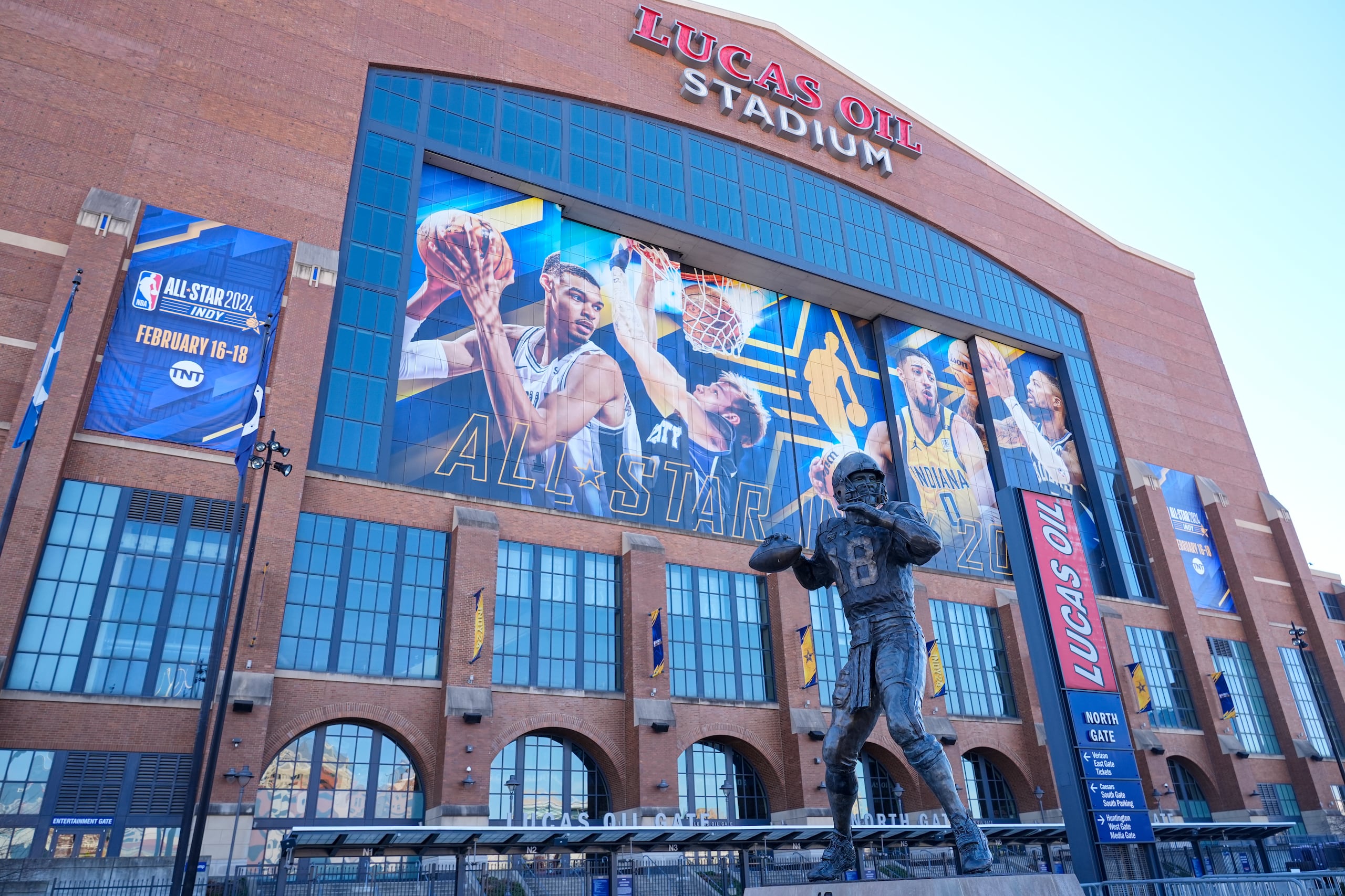 Las afueras del Estadio Lucas Oil con una promocion del Juego de Estrellas de la NBA.