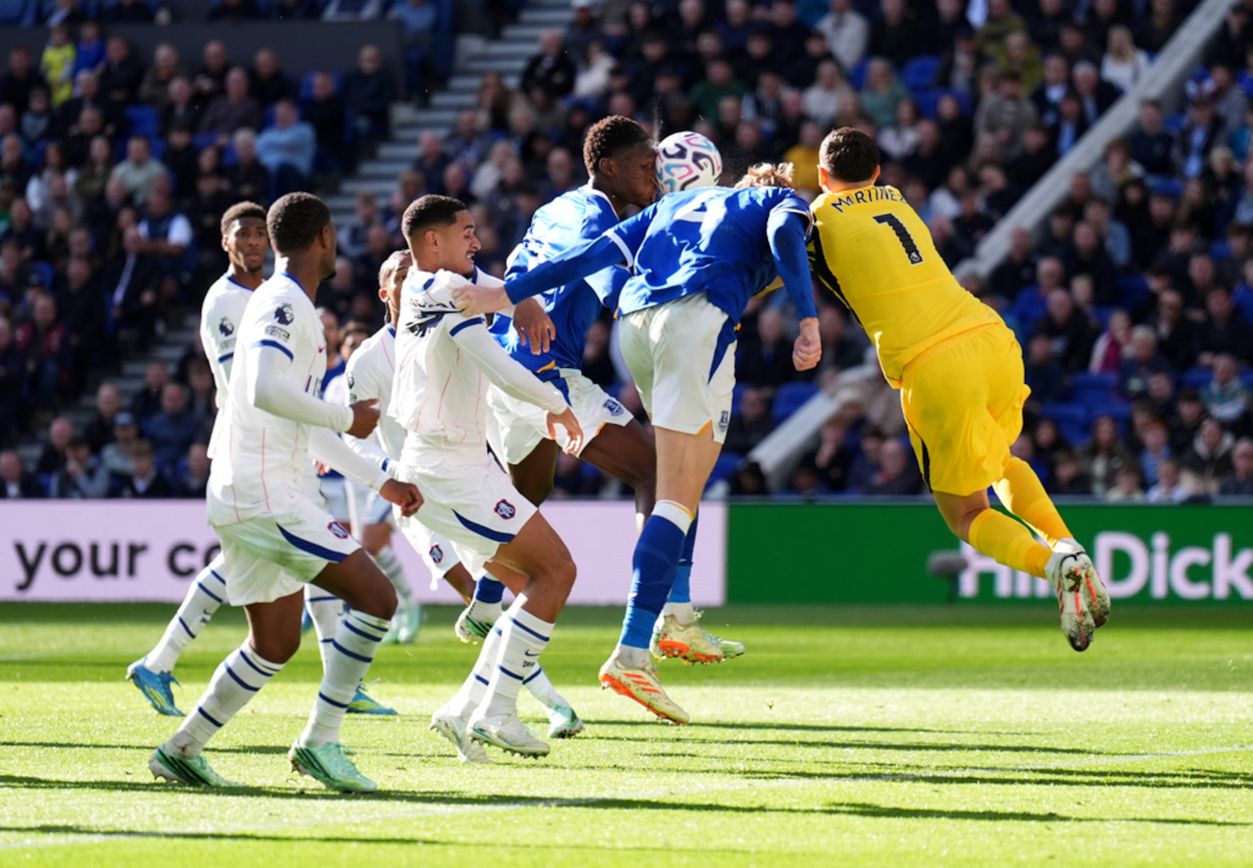 El portero del Chelsea Emiliano Martínez se golpea la cabeza al pelear un balón con Jarrad Branthwaite del Everton en el encuentro de la Liga Premier este sábado.
