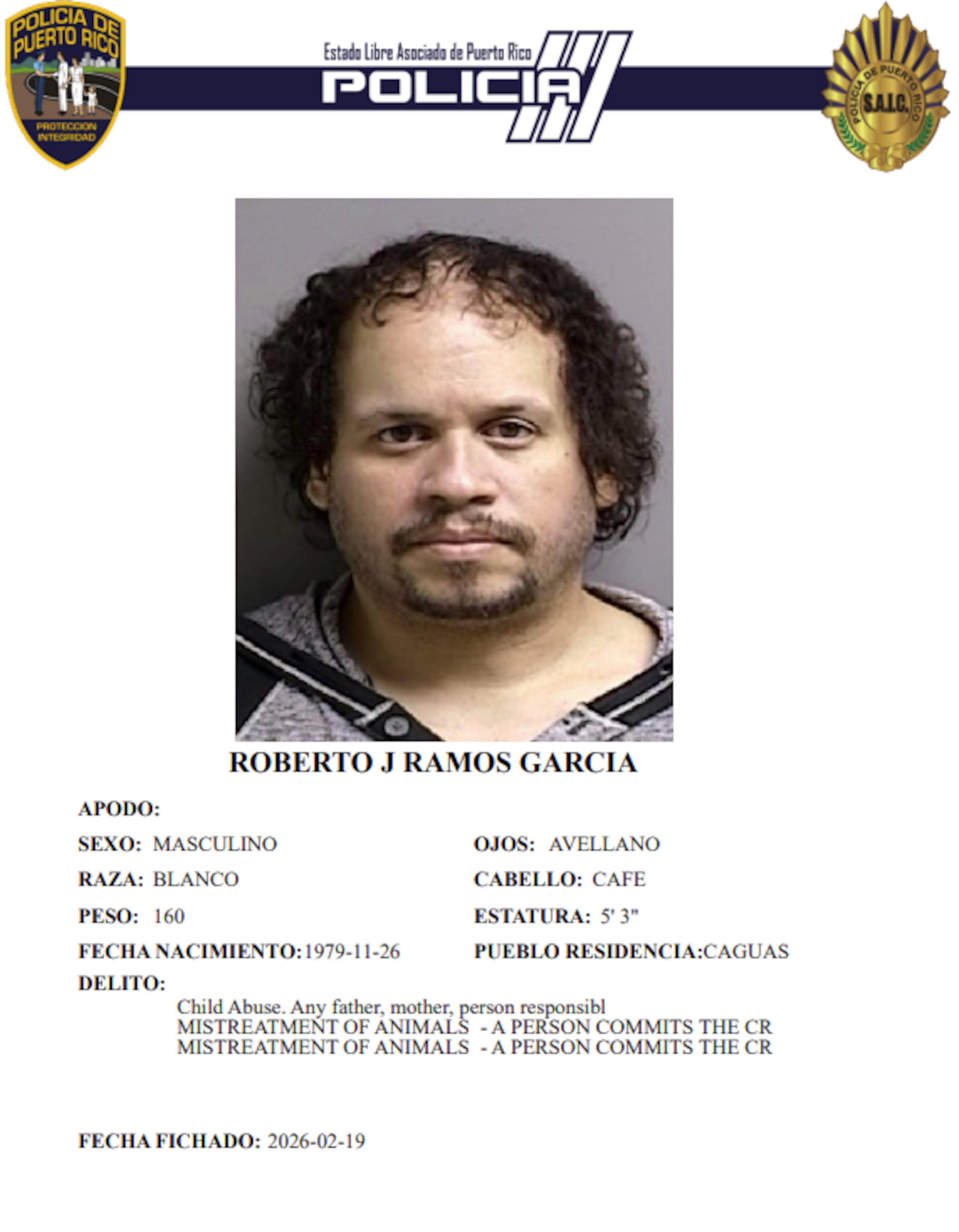 Los padres de una niña con autismo fueron acusados por maltrato de animales y maltrato de menores al mantenerla viviendo en condiciones deplorables.