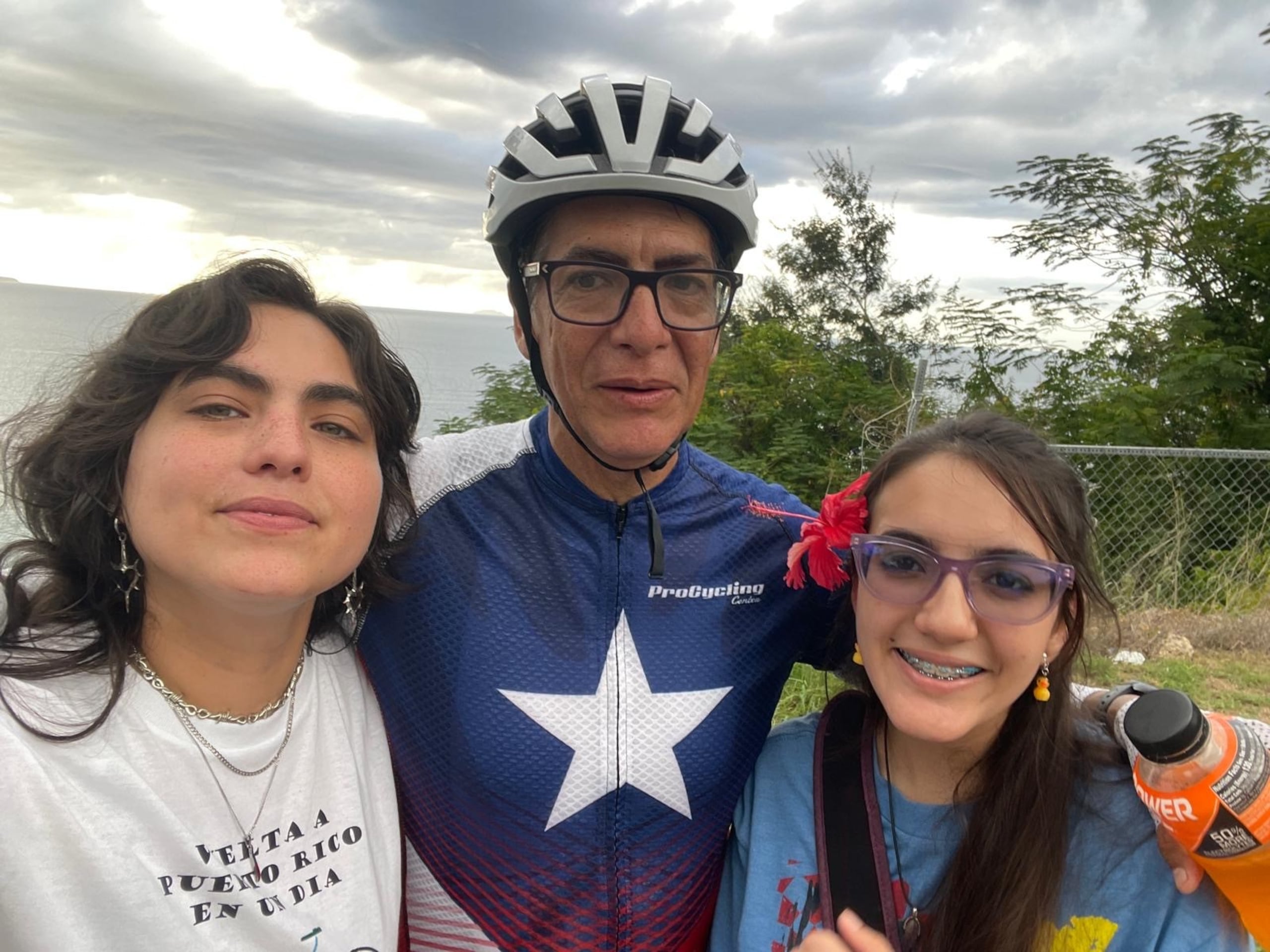 Sus dos hijas, Natalia Bosques Chico y Laura Sofía Bosques Soto, le esperaban con orgullo en la meta.